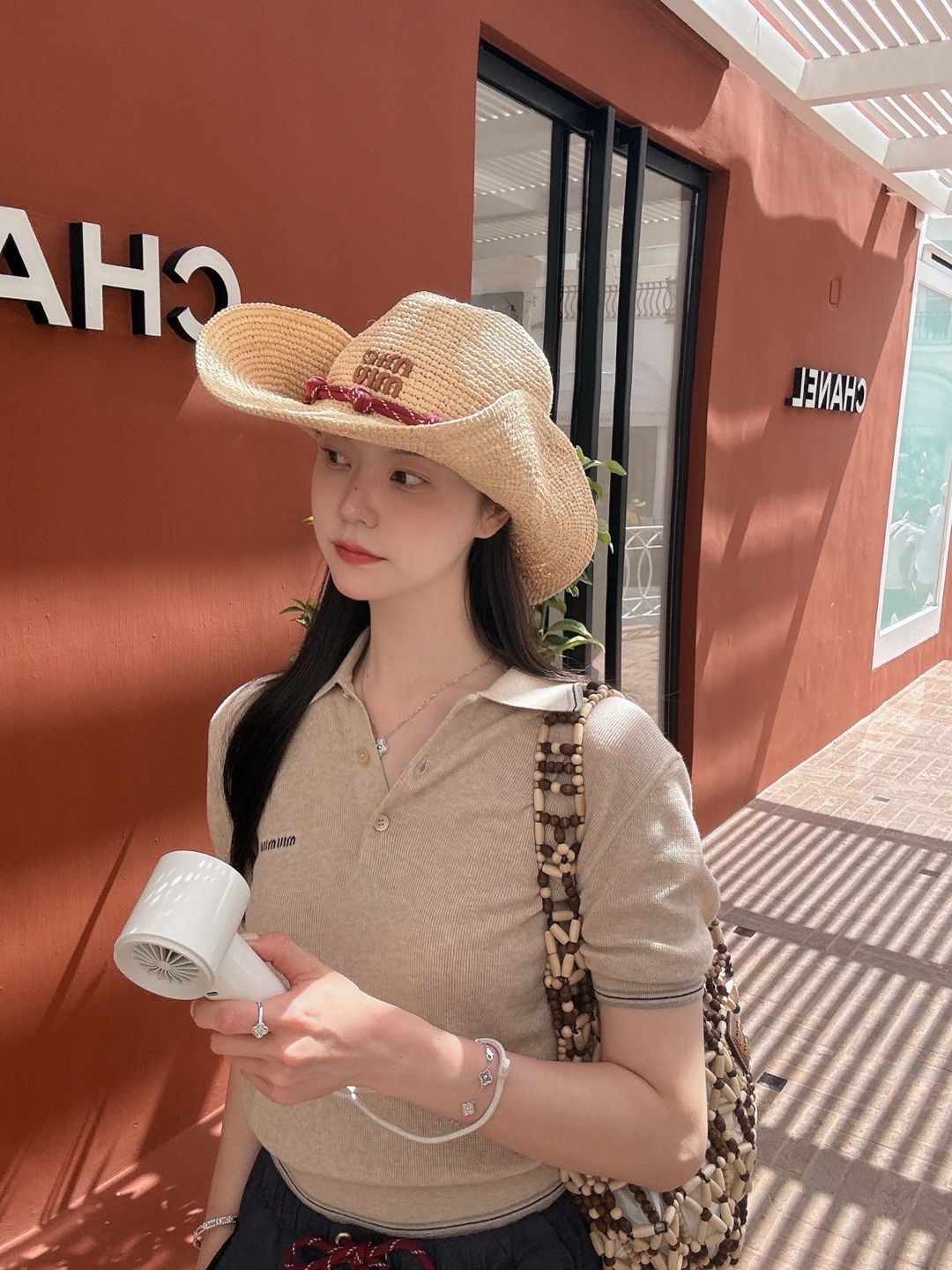 Miu Miu Cotton Knit Polo Shirt Sand Beige, Miu Miu Mesh Bag Natural Cocoa 착용 스타일 - 2
