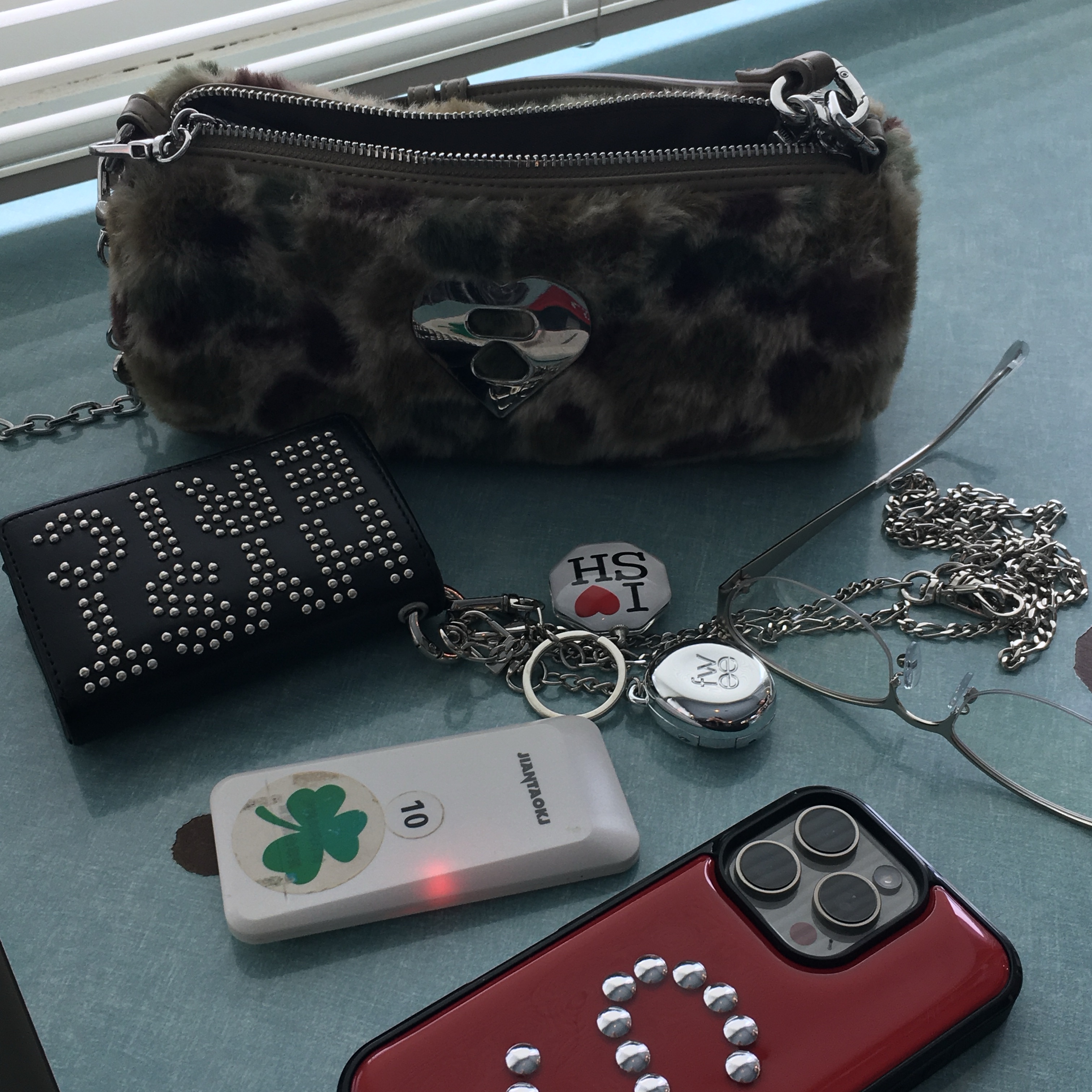 (W) Hysteric Glamour Logo Stud Tri-Fold Wallet Black, Apple AirPods Max Lightning Silver (Korean Ver.) 착용 스타일 - 2