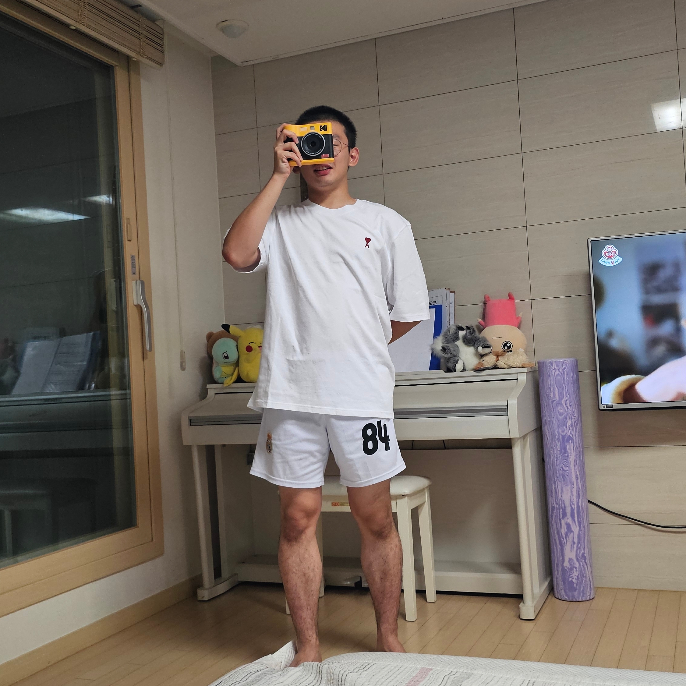 AMI de Coeur Boxy Fit T-Shirt White 착용 스타일