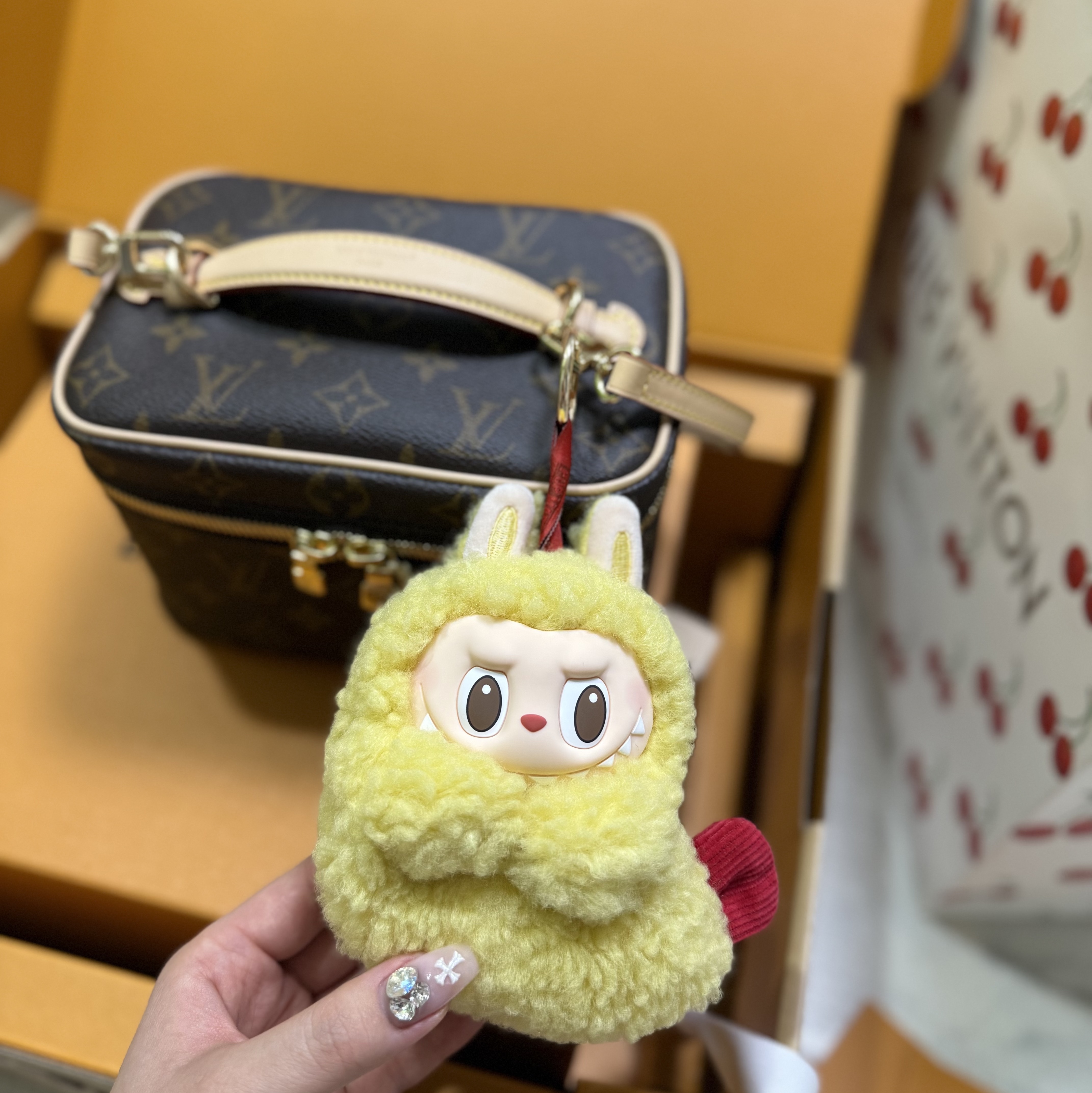 Pop Mart Labubu The Monsters Wacky Mart Series Earphone Case, Louis Vuitton Nice Mini Toiletry Pouch Monogram 착용 스타일