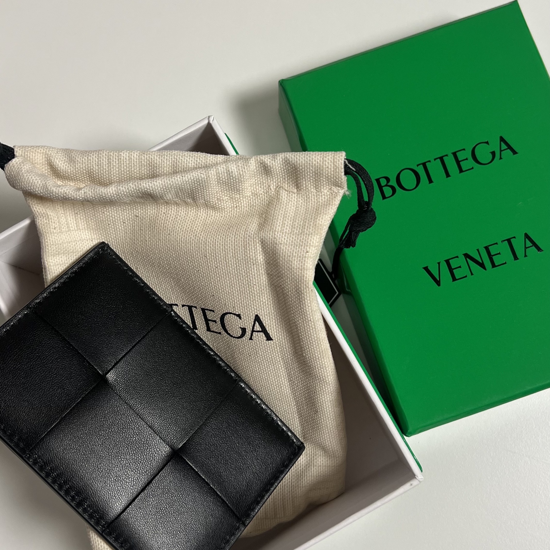 Bottega Veneta Credit Card Case Lambskin & Calfskin Black 착용 스타일