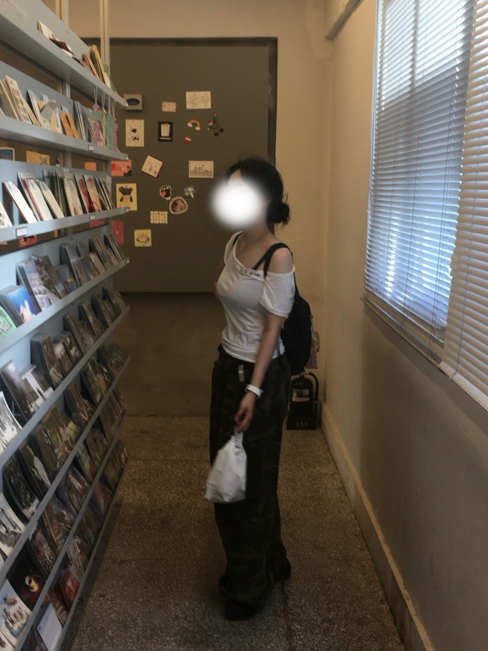 (W) Crocs Classic Platform Clog Black, Mischief Lightweight Zip Around Backpack Black 착용 스타일 - 2