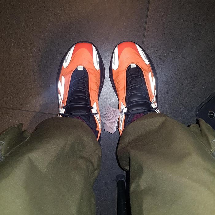 Adidas Yeezy Boost 700 MNVN Orange 착용 스타일 - 2