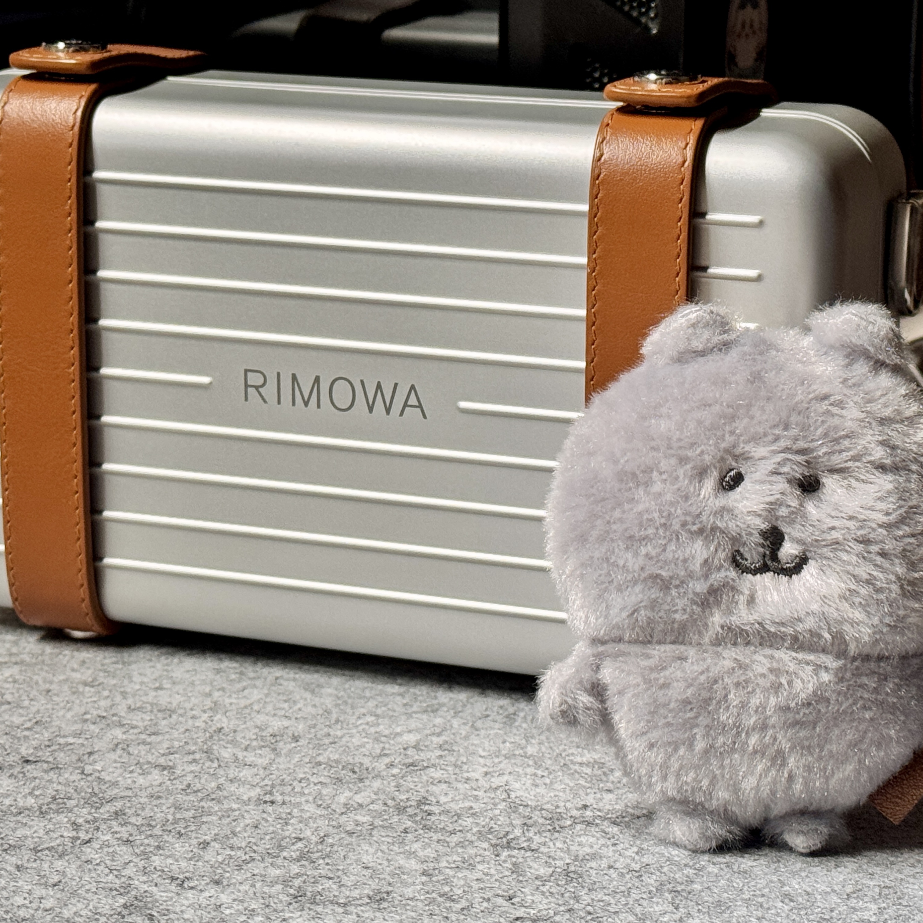 Rimowa Personal Aluminium Crossbody Bag Silver, Pop Mart Labubu Let's Play Together Doll Series Baba Keyring (Opened Case) 착용 스타일 - 3