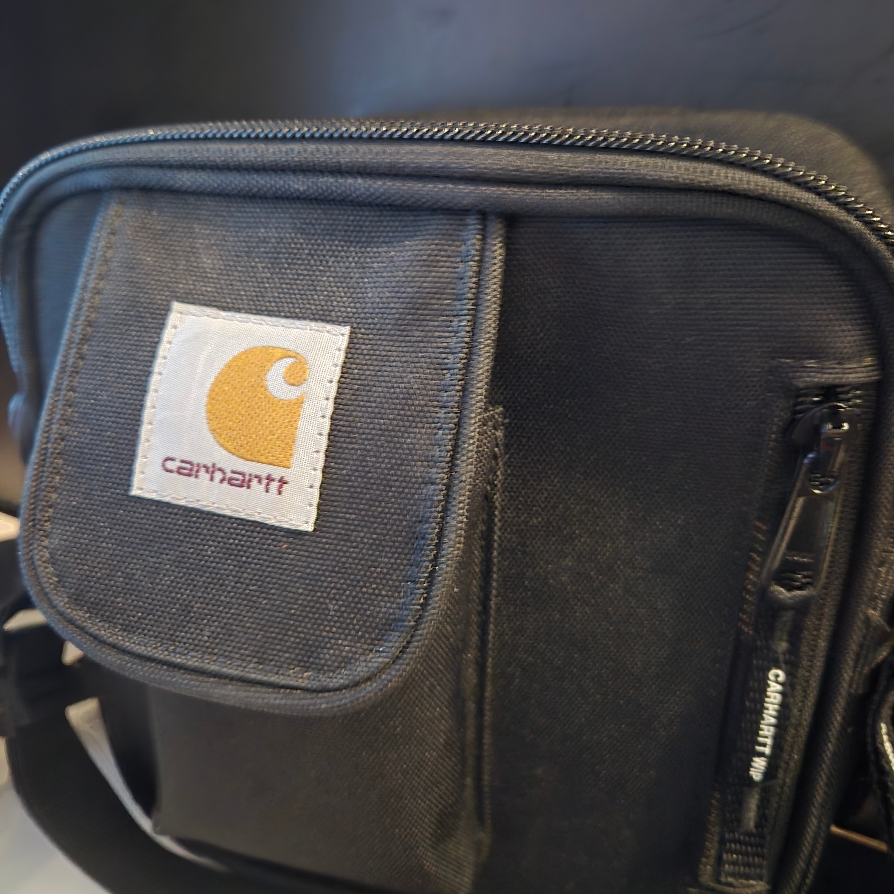 Carhartt WIP Essentials Bag Black 착용 스타일