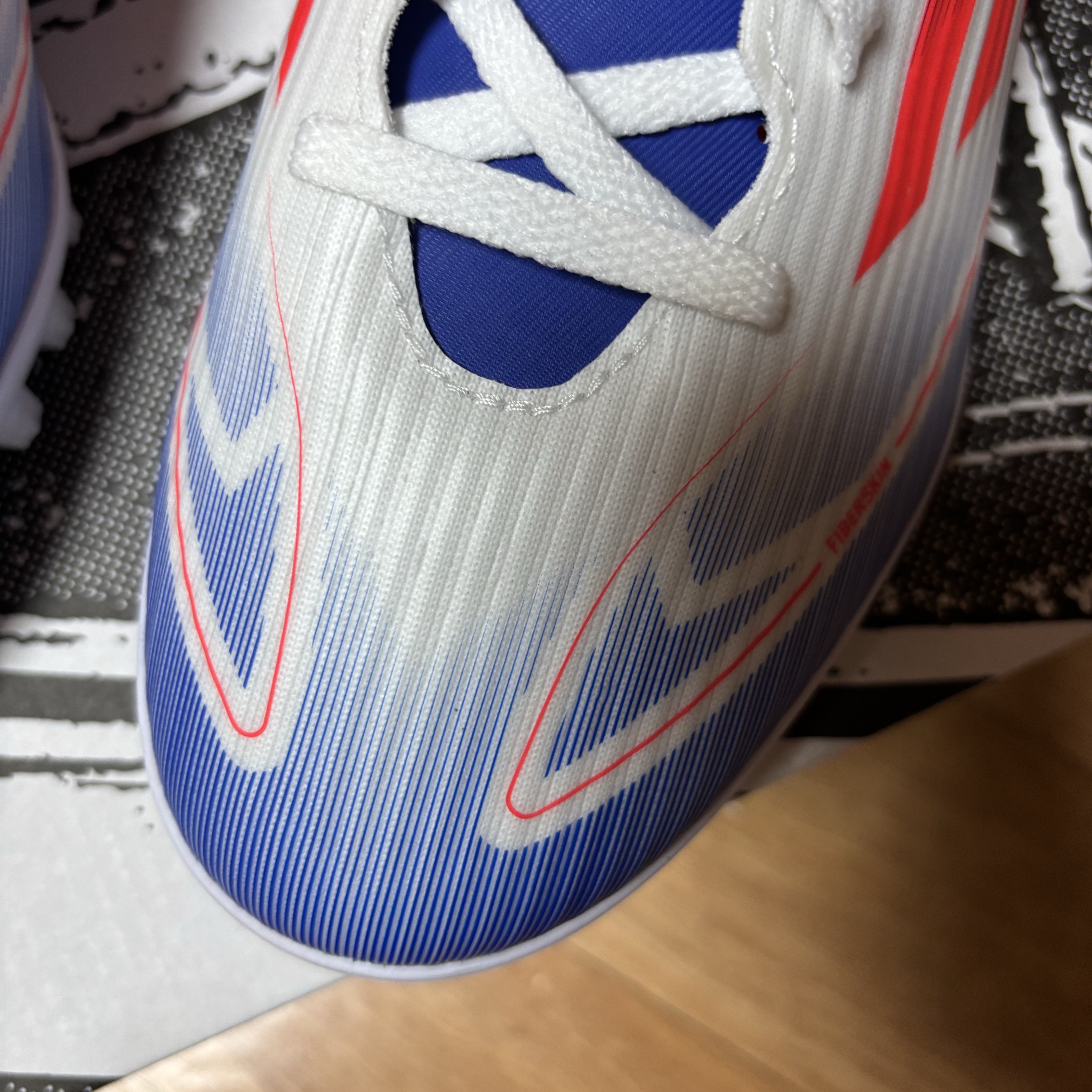Adidas F50 Pro Laceless TF Cloud White Solar Red 착용 스타일 - 2