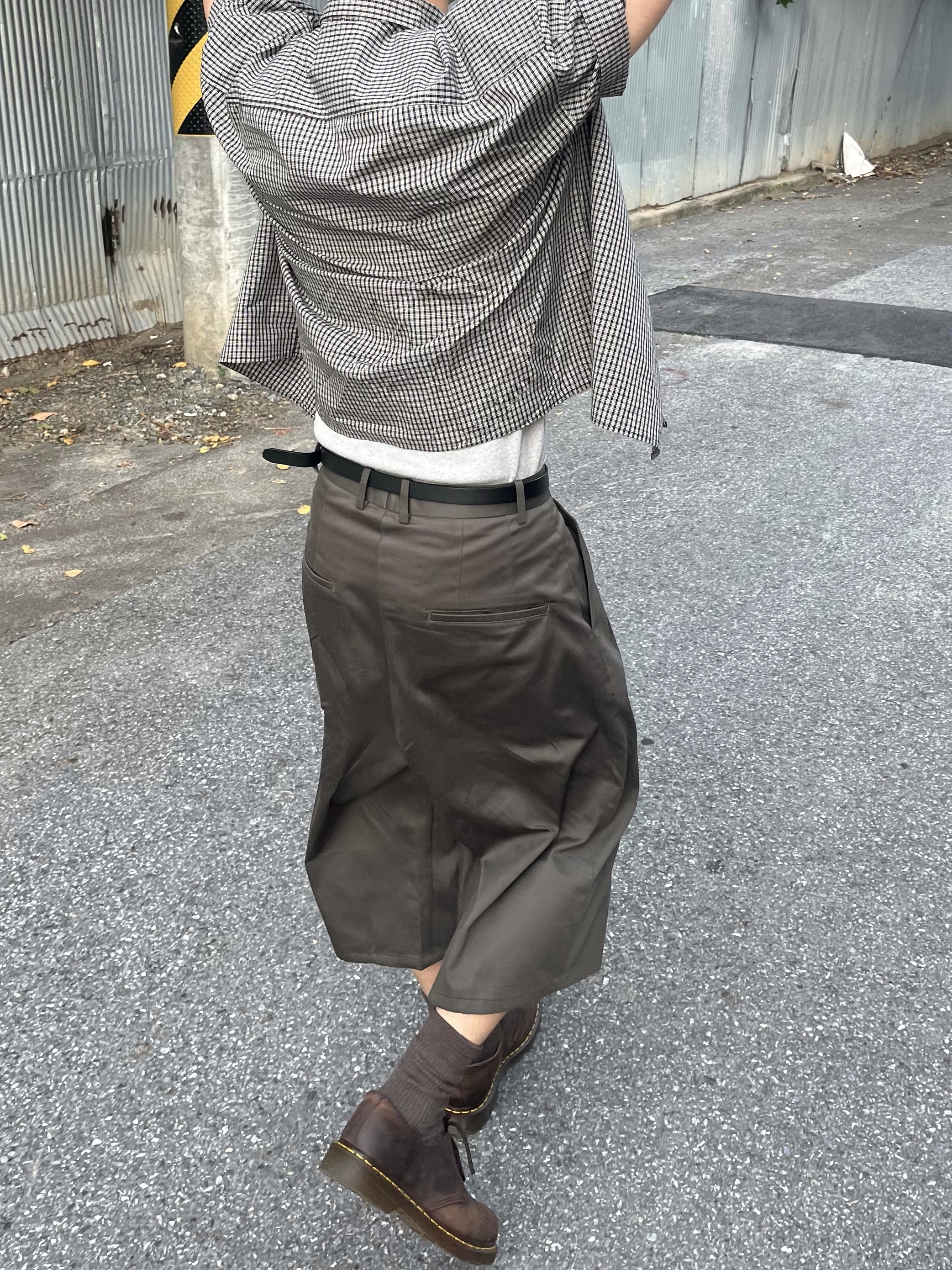 Dr. Martens 1461 Bex Crazy Horse Dark Brown, Hatchingroom Two Pleats Shorts Dark Khaki 착용 스타일