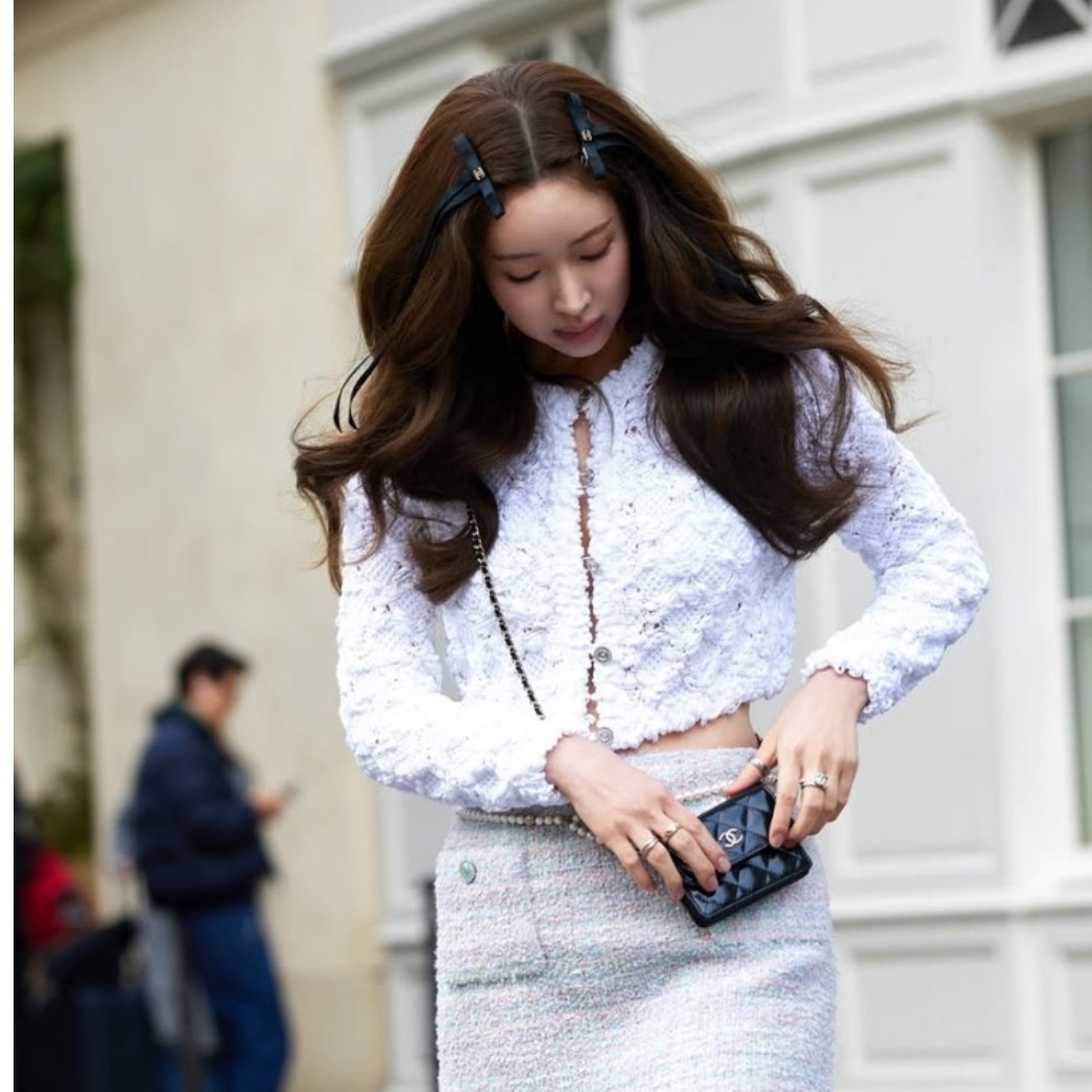 Chanel Small Clutch with Chain Shiny Lambskin & Gold Black 착용 스타일