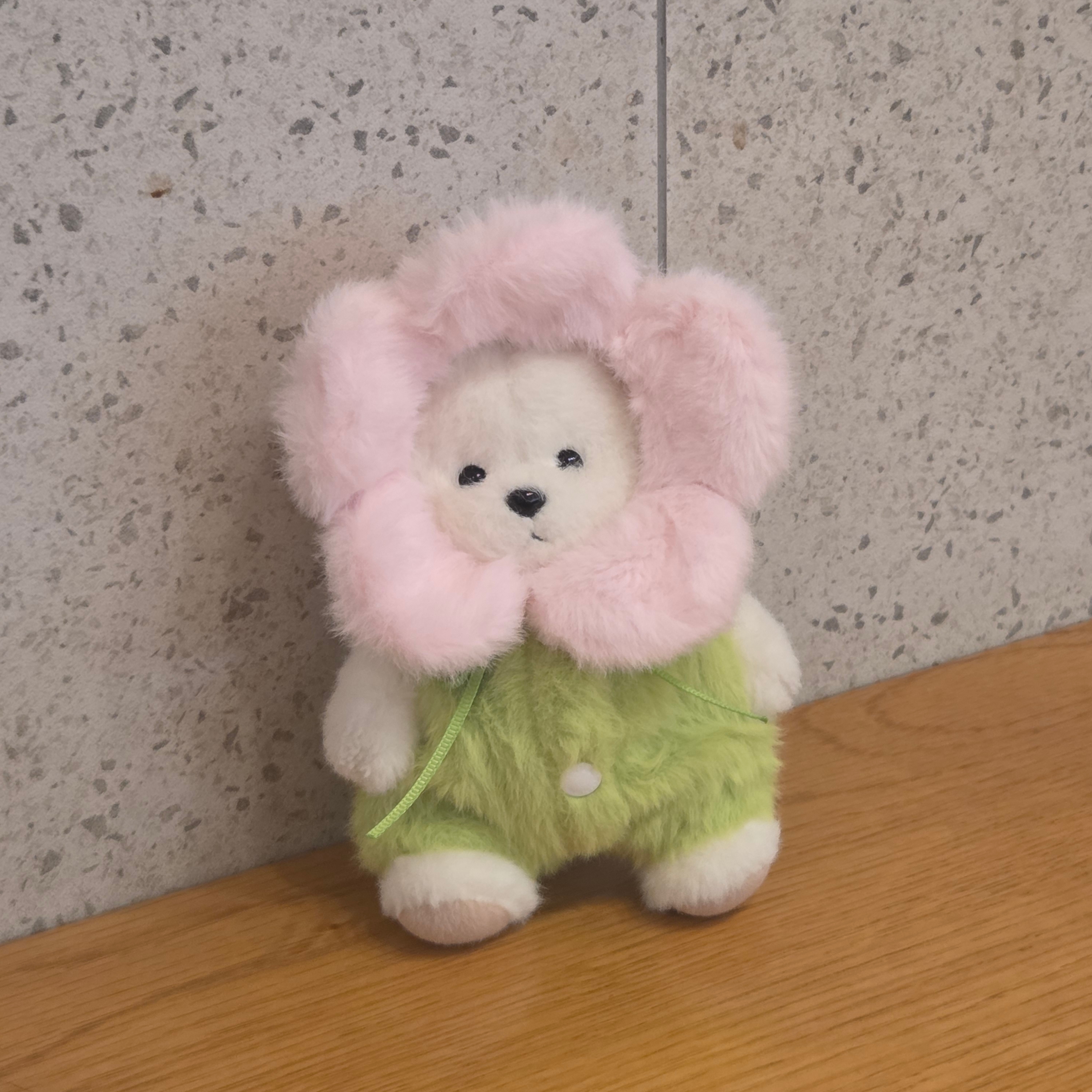 Teddy Tales Lina Bear Signature Keyring White 착용 스타일 - 3