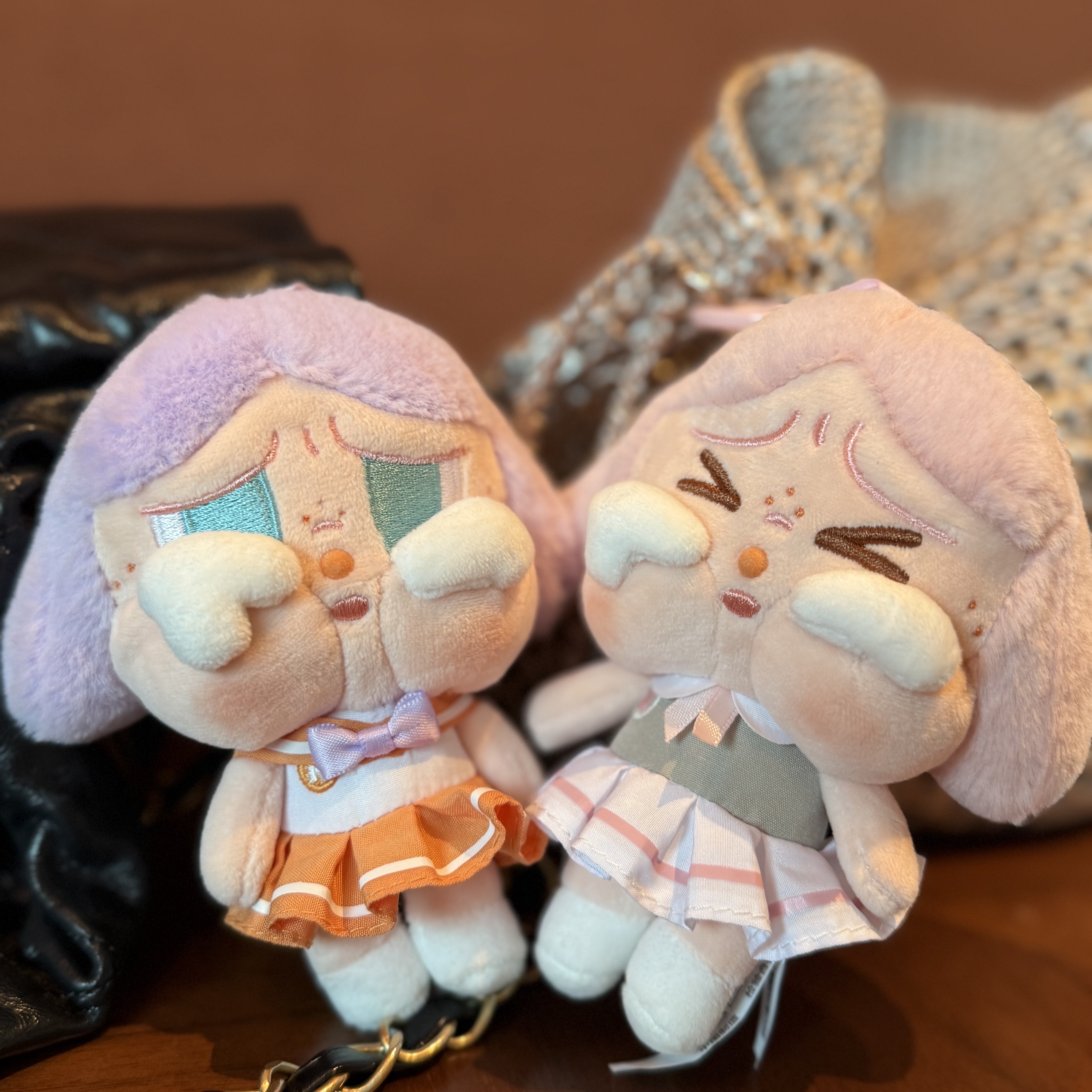 Pop Mart Crybaby Sunset Concert Series Plush Pendant Pink Grey (Opened Case) 착용 스타일