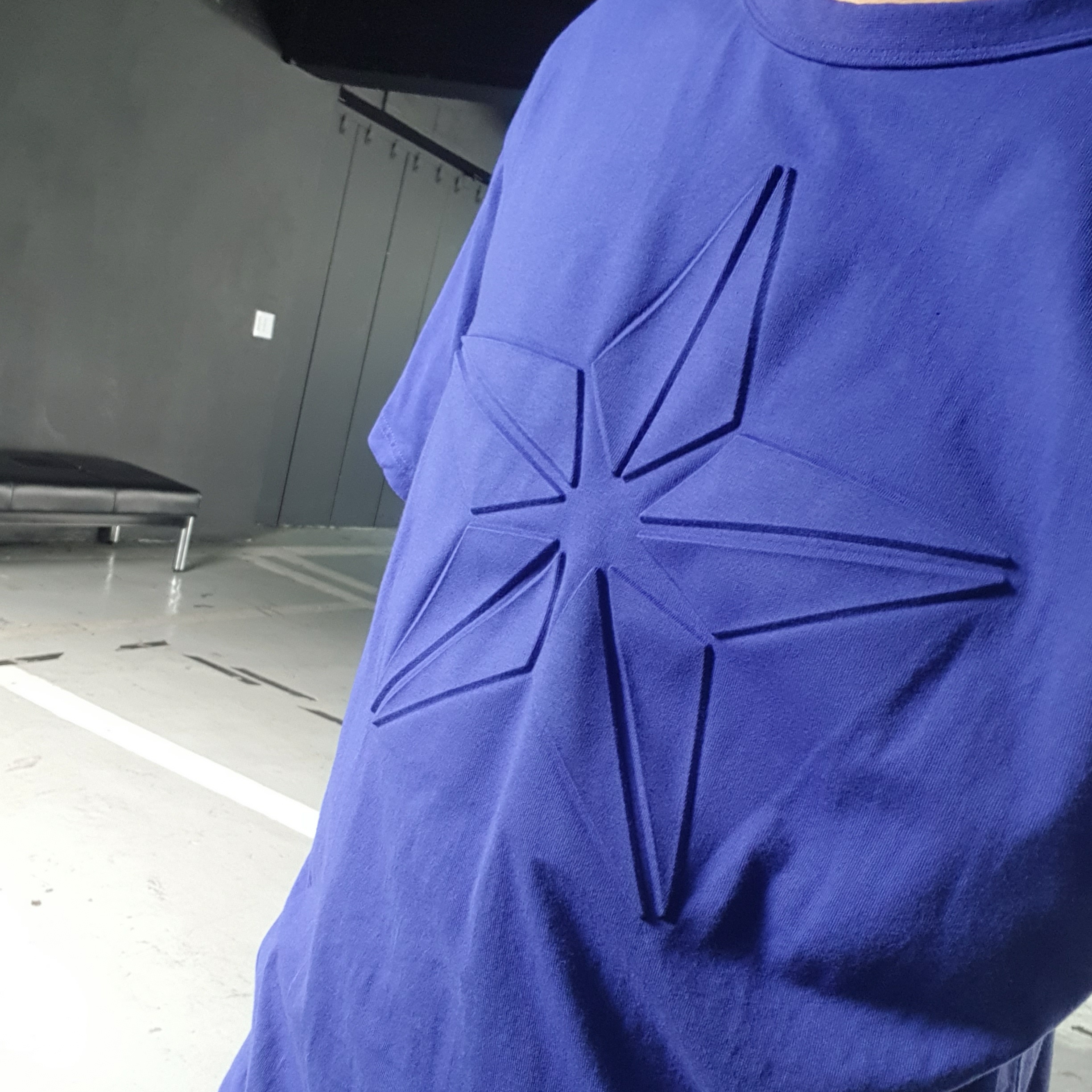 Ajobyajo Star Embossed T-Shirt Cobalt Blue 착용 스타일