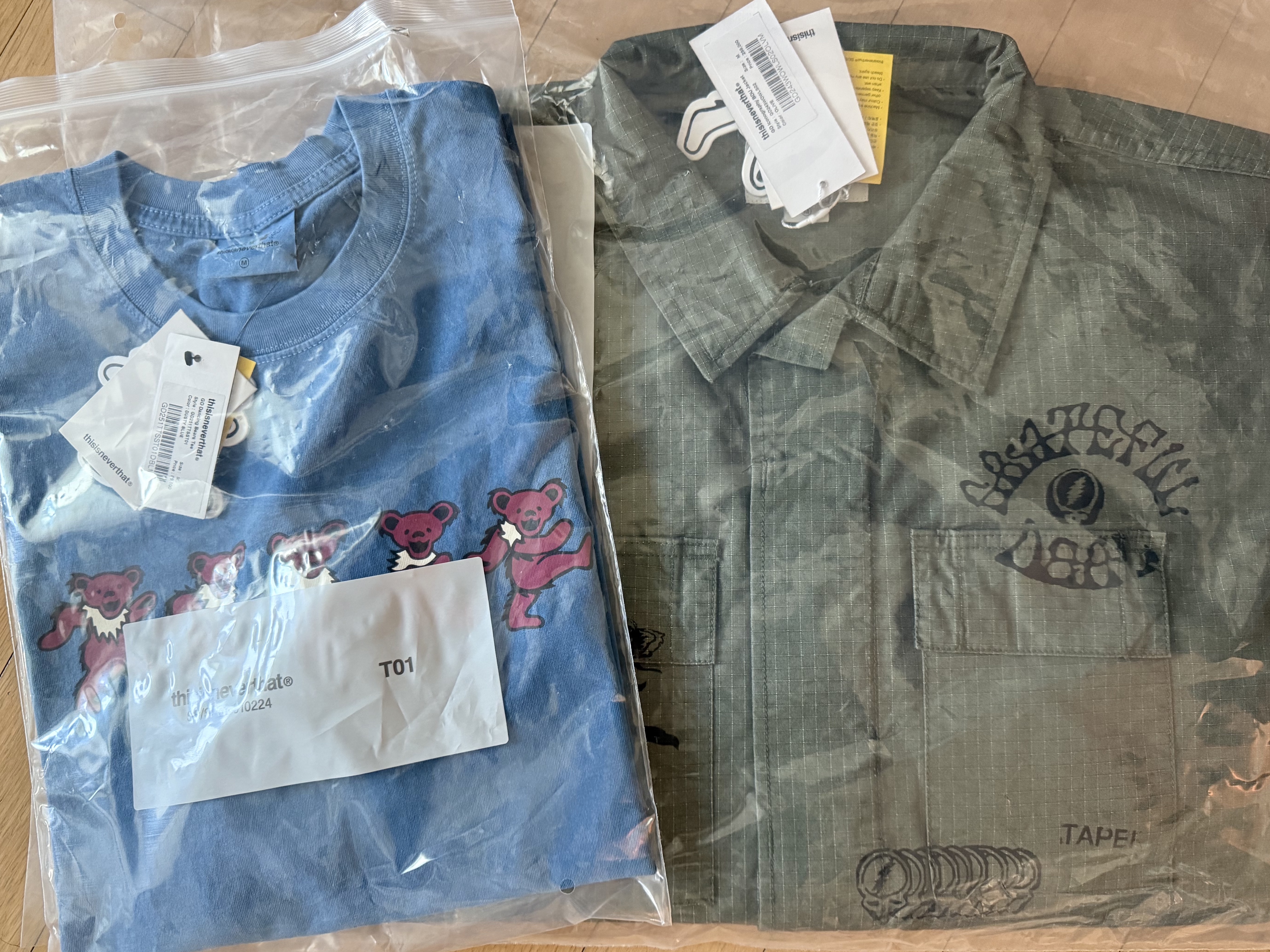 Thisisneverthat x Grateful Dead Dancing Bears T-Shirt Dusty Blue, Thisisneverthat x Grateful Dead Iconography Bdu Jacket Olive 착용 스타일