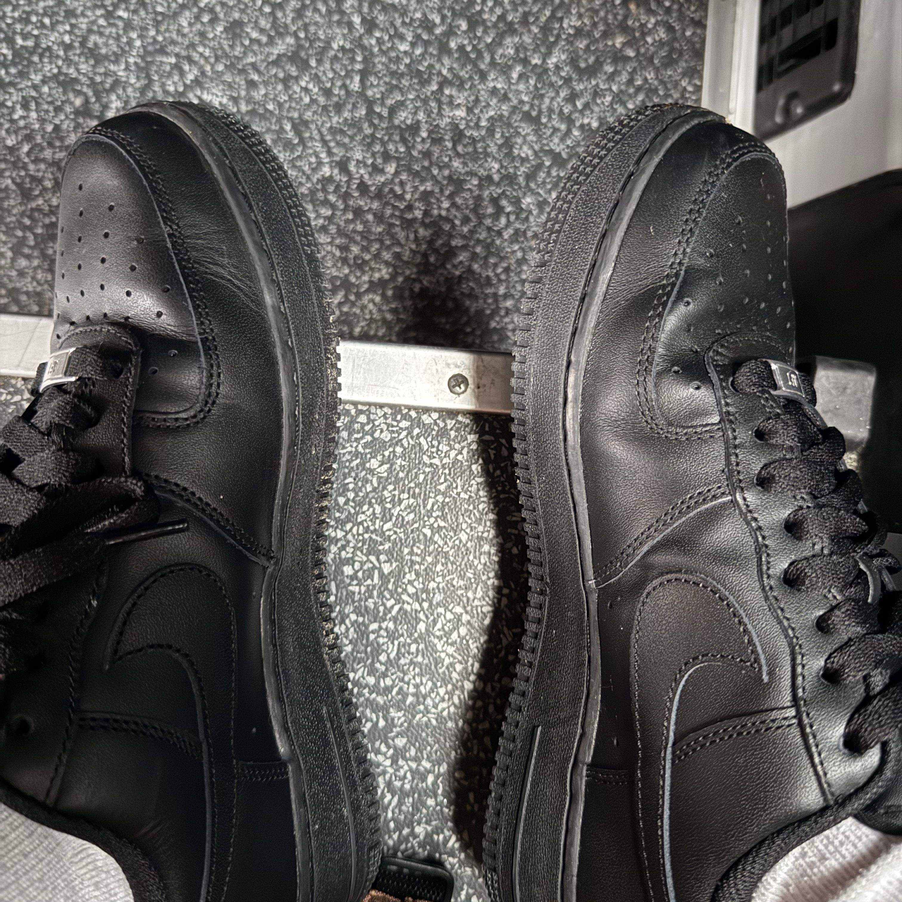Nike Air Force 1 '07 Low Triple Black 착용 스타일