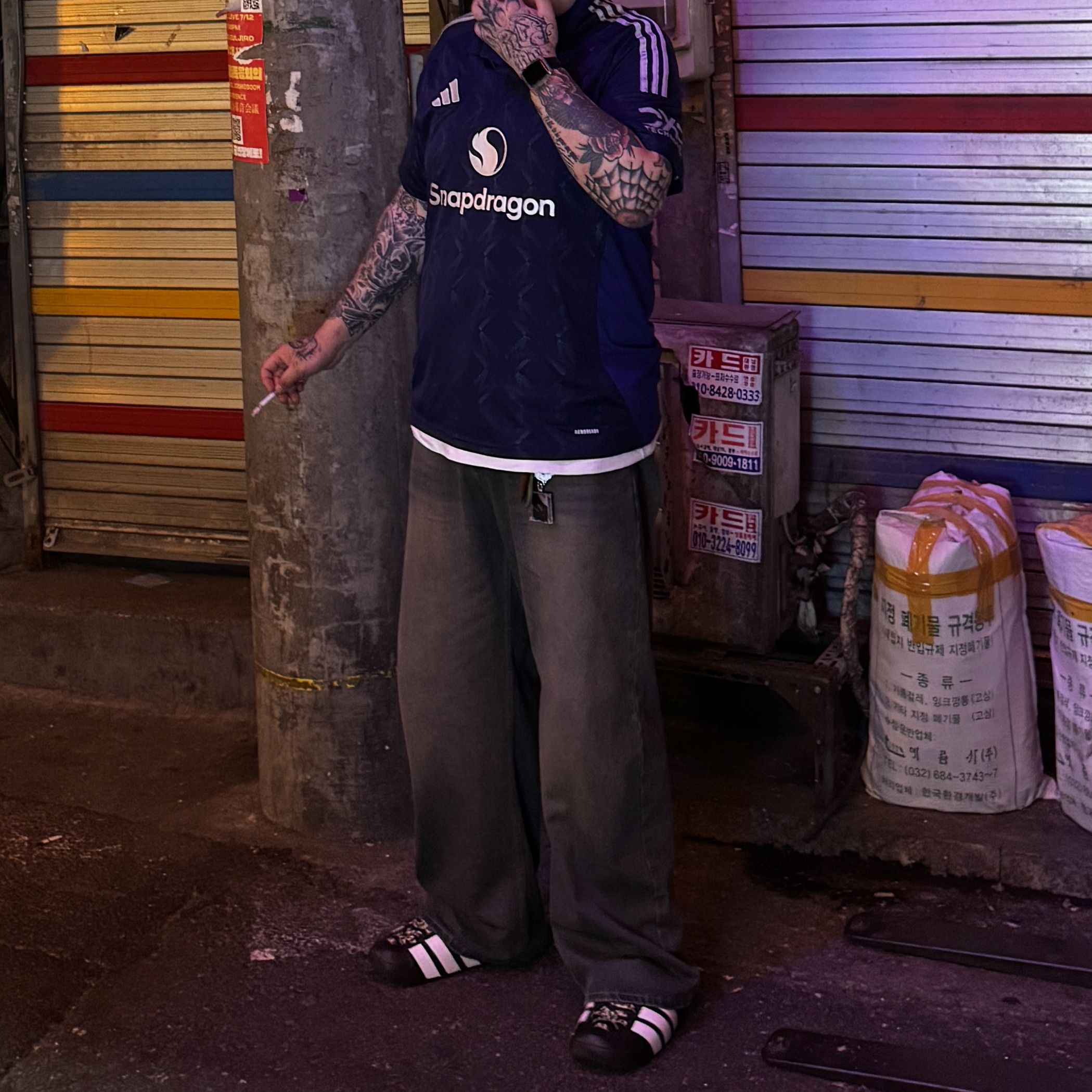 Adidas Manchester United 2024/25 Away Jersey Night Indigo - KR Sizing (Non Marking Ver.), Adidas Sportswear Adilette Clog 2.0 Core Black Cloud White 착용 스타일