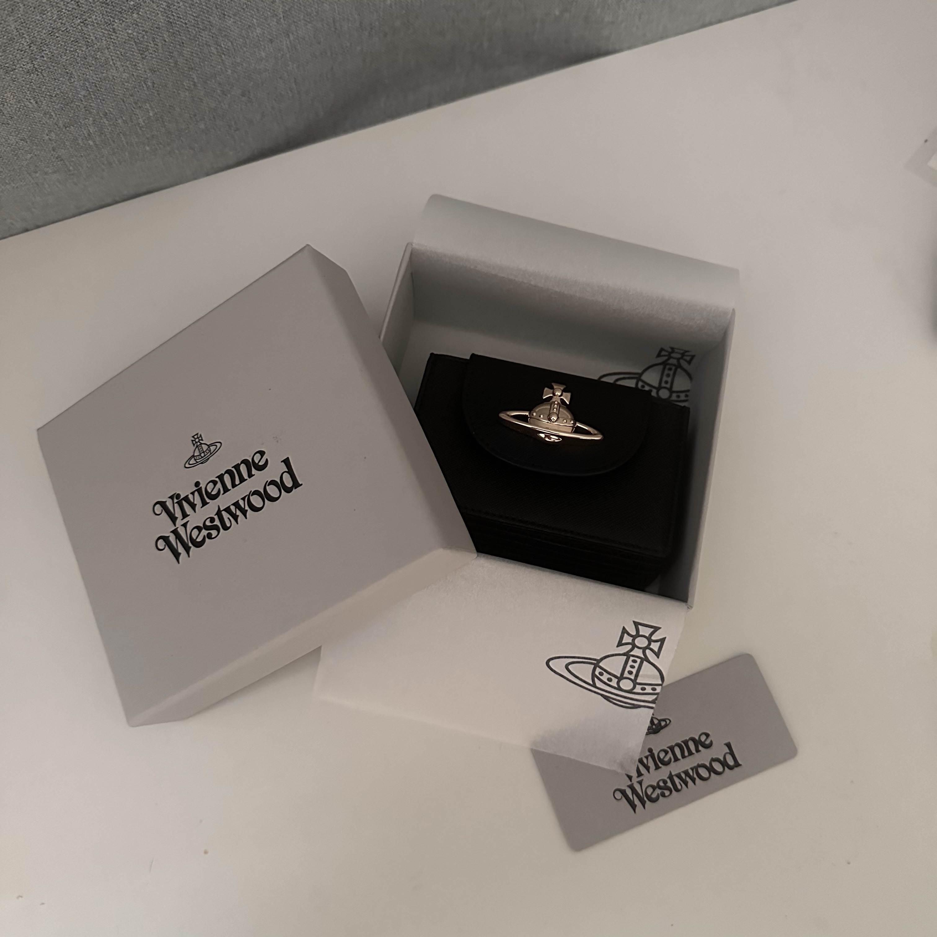 Vivienne Westwood Saffiano Compact Card Holder Black 착용 스타일