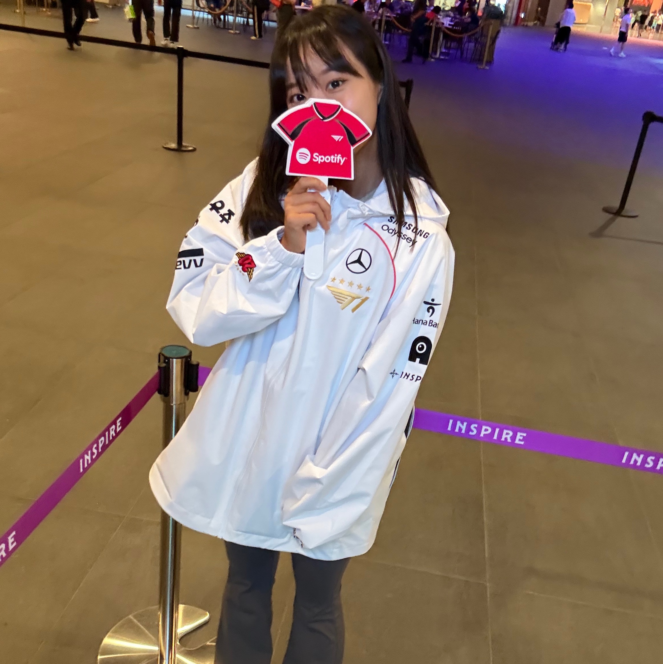 T1 2024 Uniform World Champions Jacket White (Marking Ver.) 착용 스타일 - 1