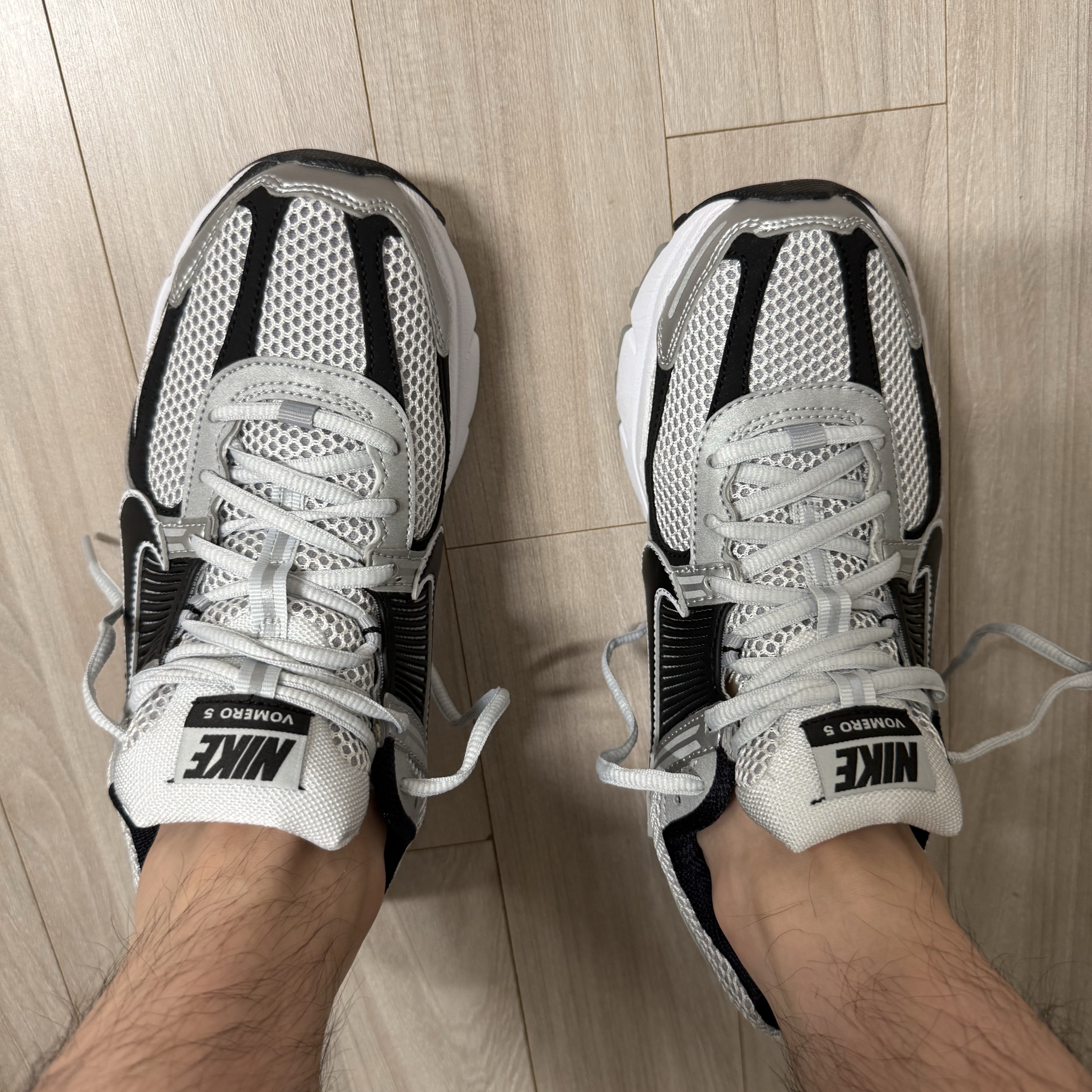 Nike Zoom Vomero 5 Metallic Silver Black 착용 스타일 - 3