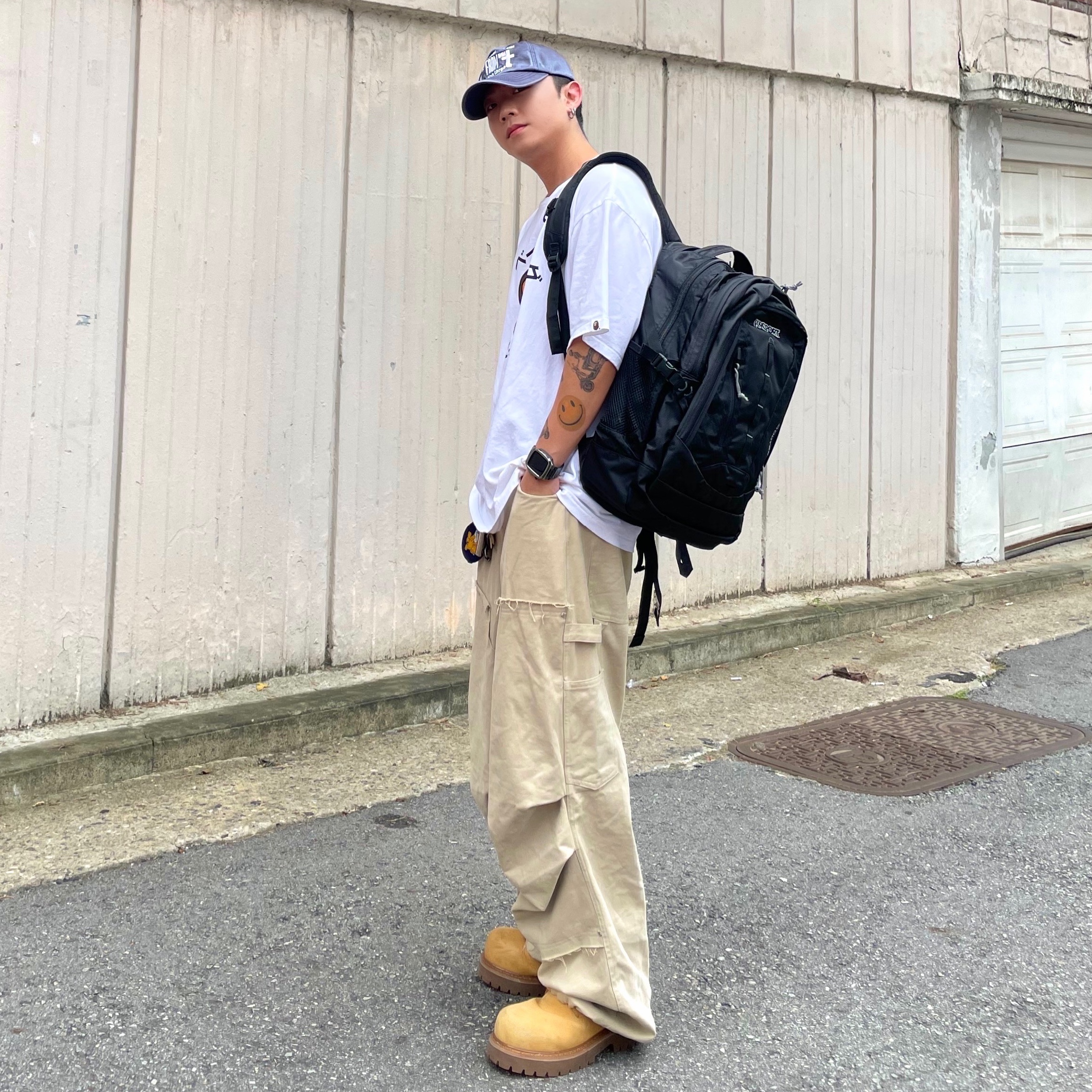 BAPE Baby Milo College T-Shirt White, Jansport Odyssey Backpack Black 착용 스타일 - 2