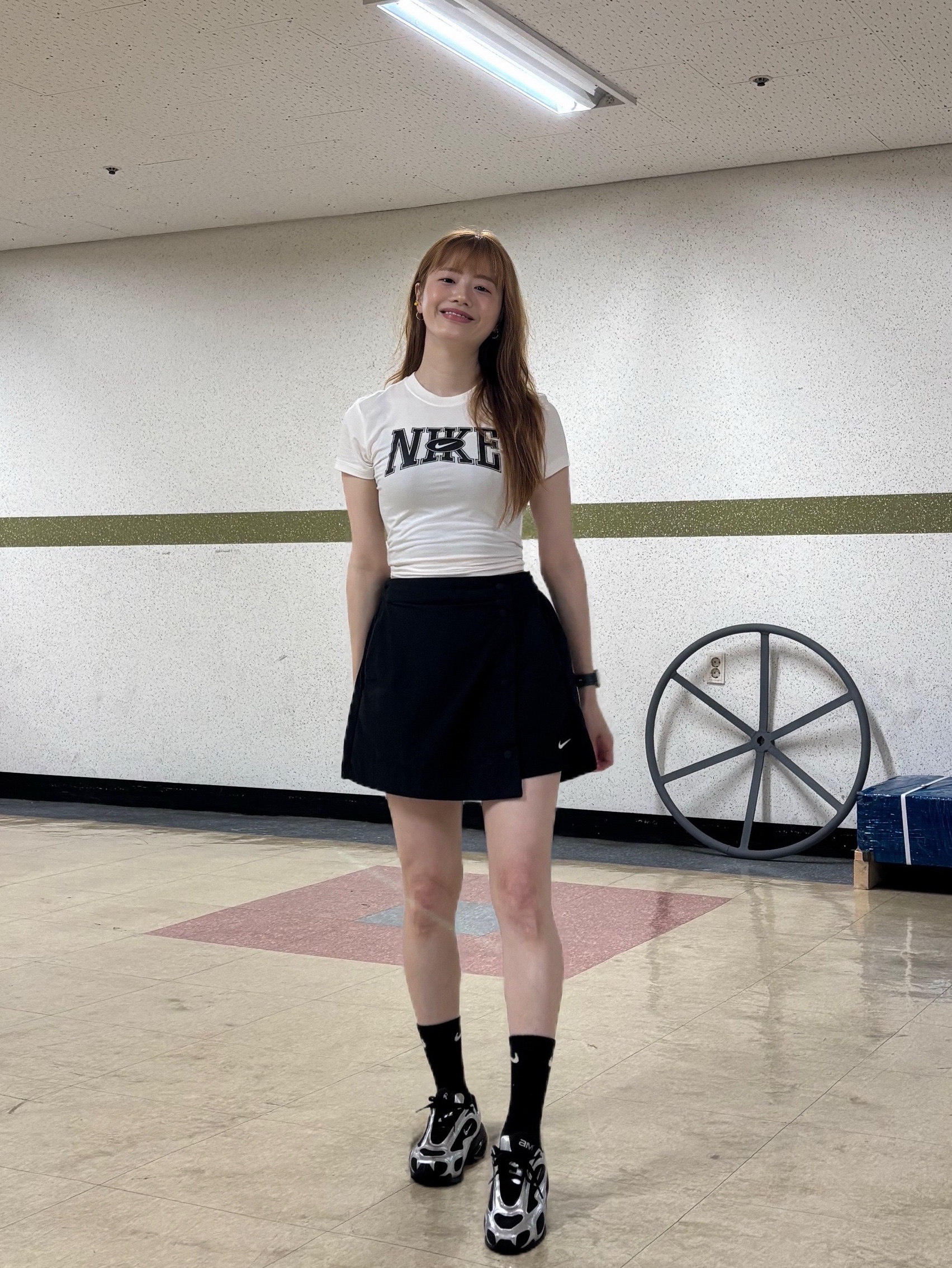 (W) Nike Air Max Muse Black and Metallic Silver, (W) Nike NSW Essential Woven Skort Black White - Asia 착용 스타일 - 5