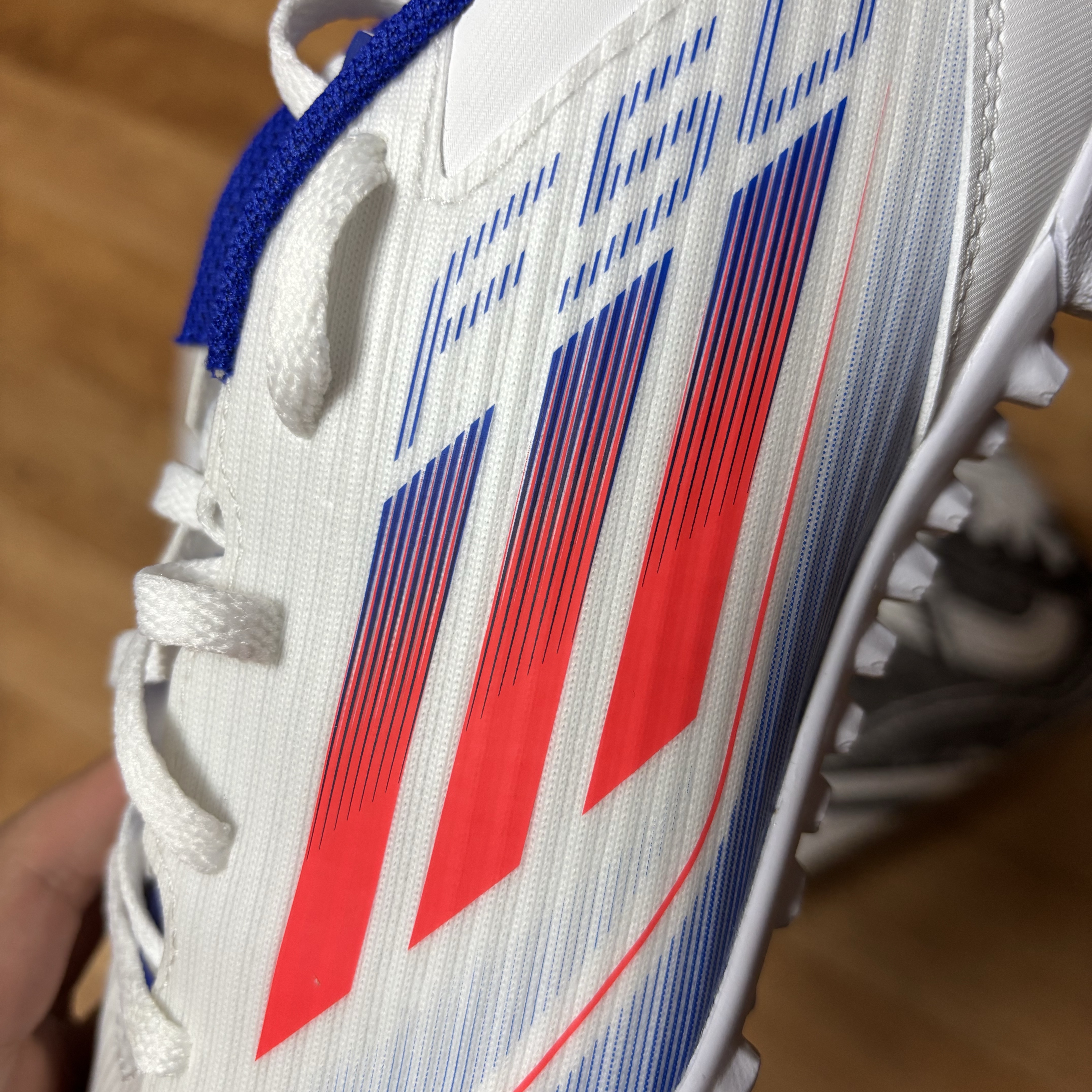Adidas F50 Pro Laceless TF Cloud White Solar Red 착용 스타일 - 1