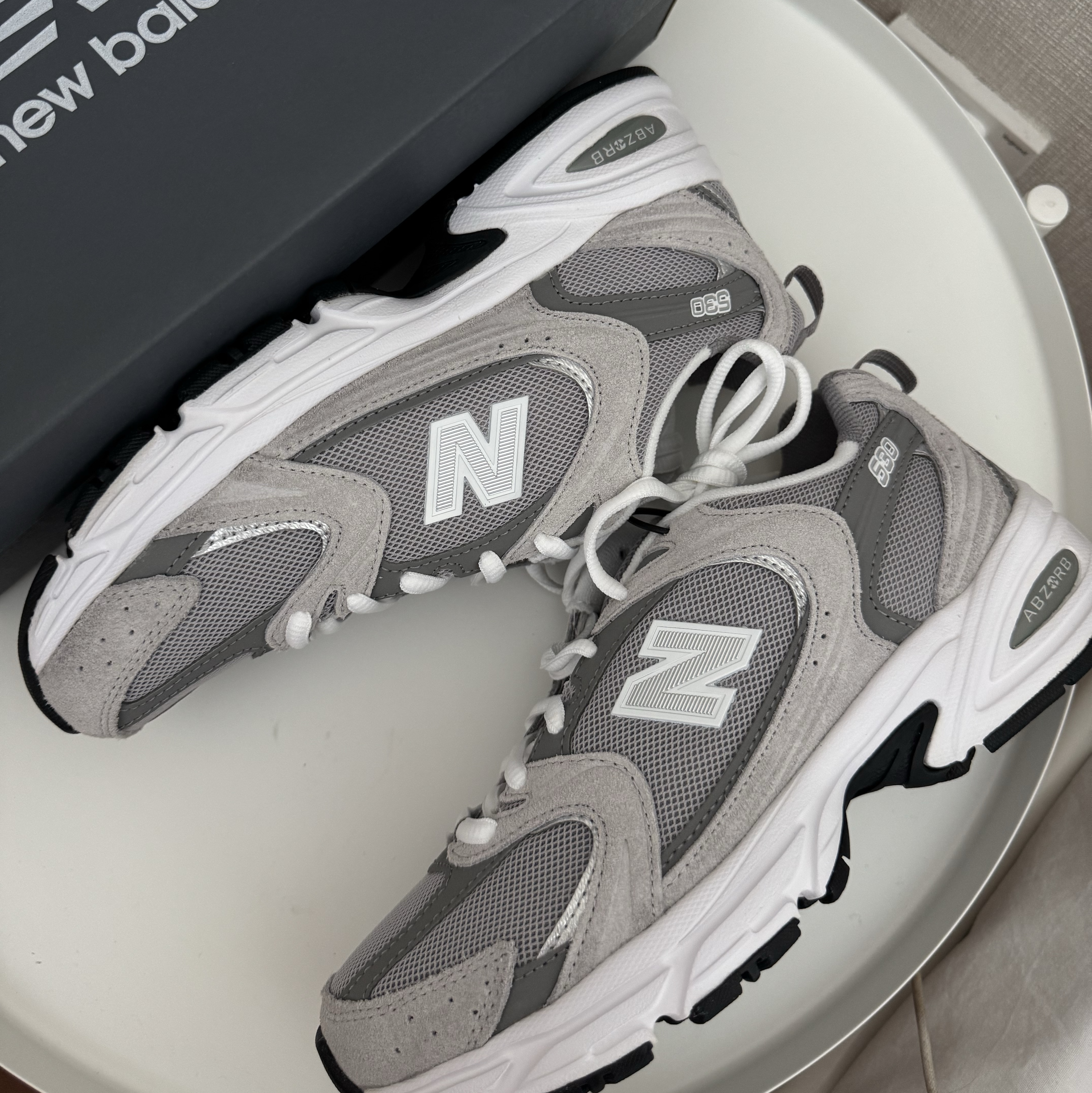 New Balance 530 Grey 착용 스타일 - 3