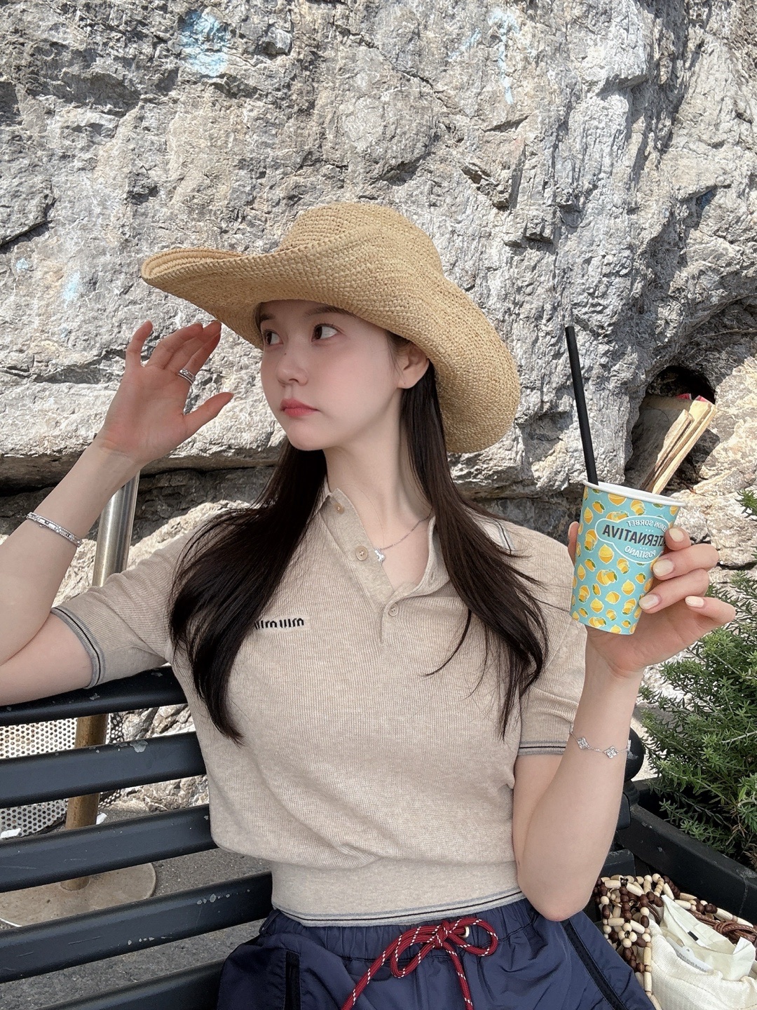 Miu Miu Cotton Knit Polo Shirt Sand Beige, Miu Miu Mesh Bag Natural Cocoa 착용 스타일 - 3