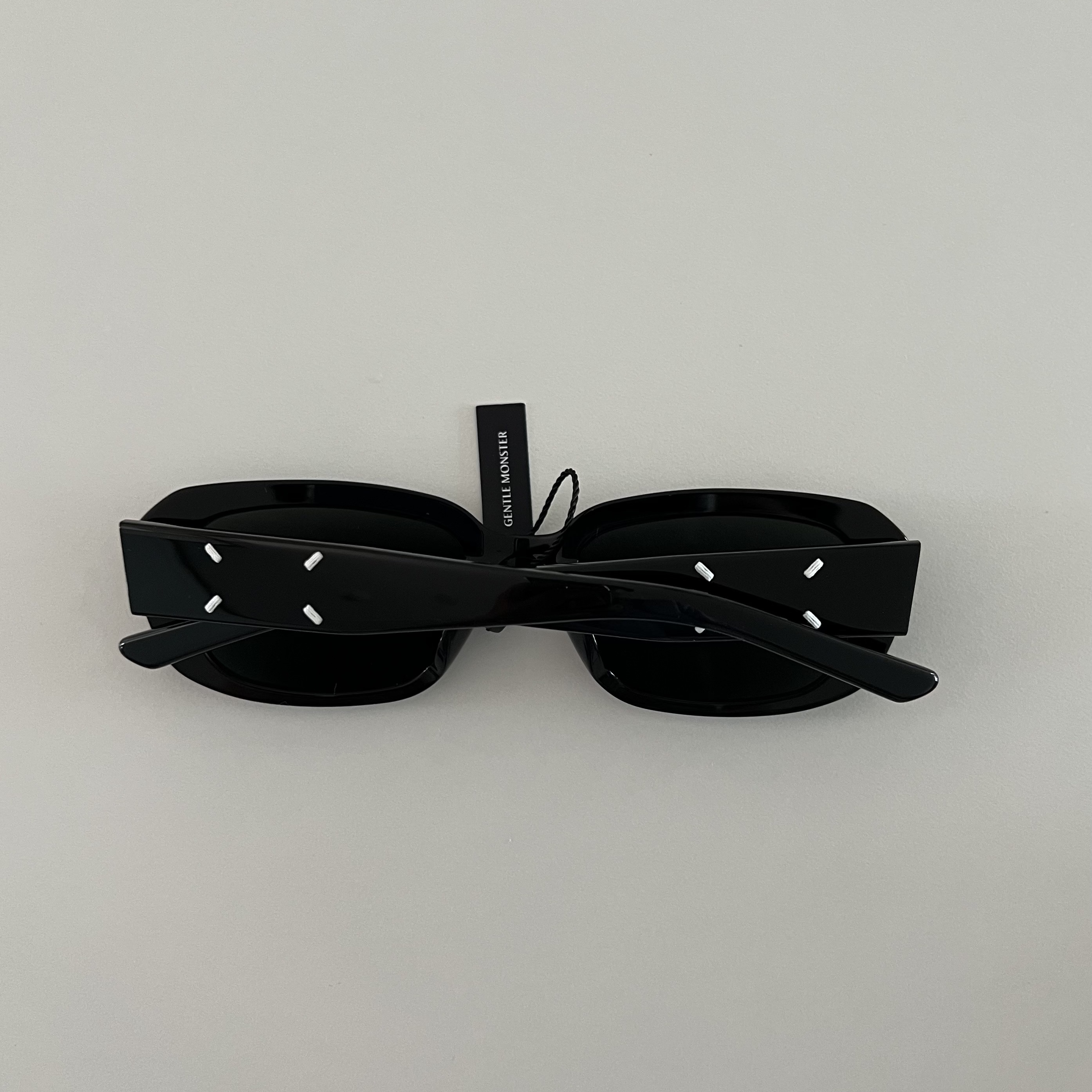 Gentle Monster x Maison Margiela MM207 Black Gray 착용 스타일 - 5