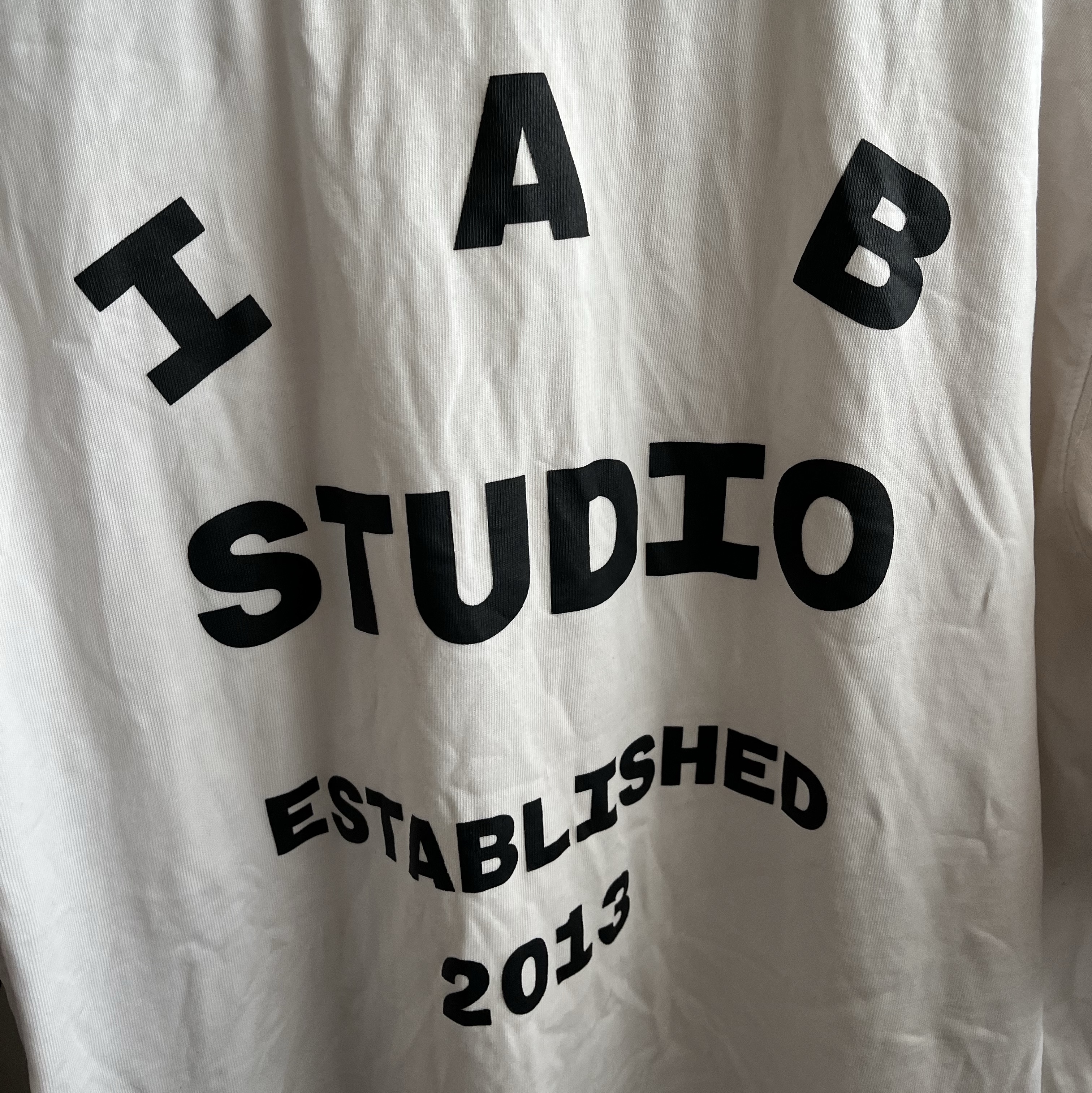 IAB Studio Established T-Shirt White Black 착용 스타일 - 2