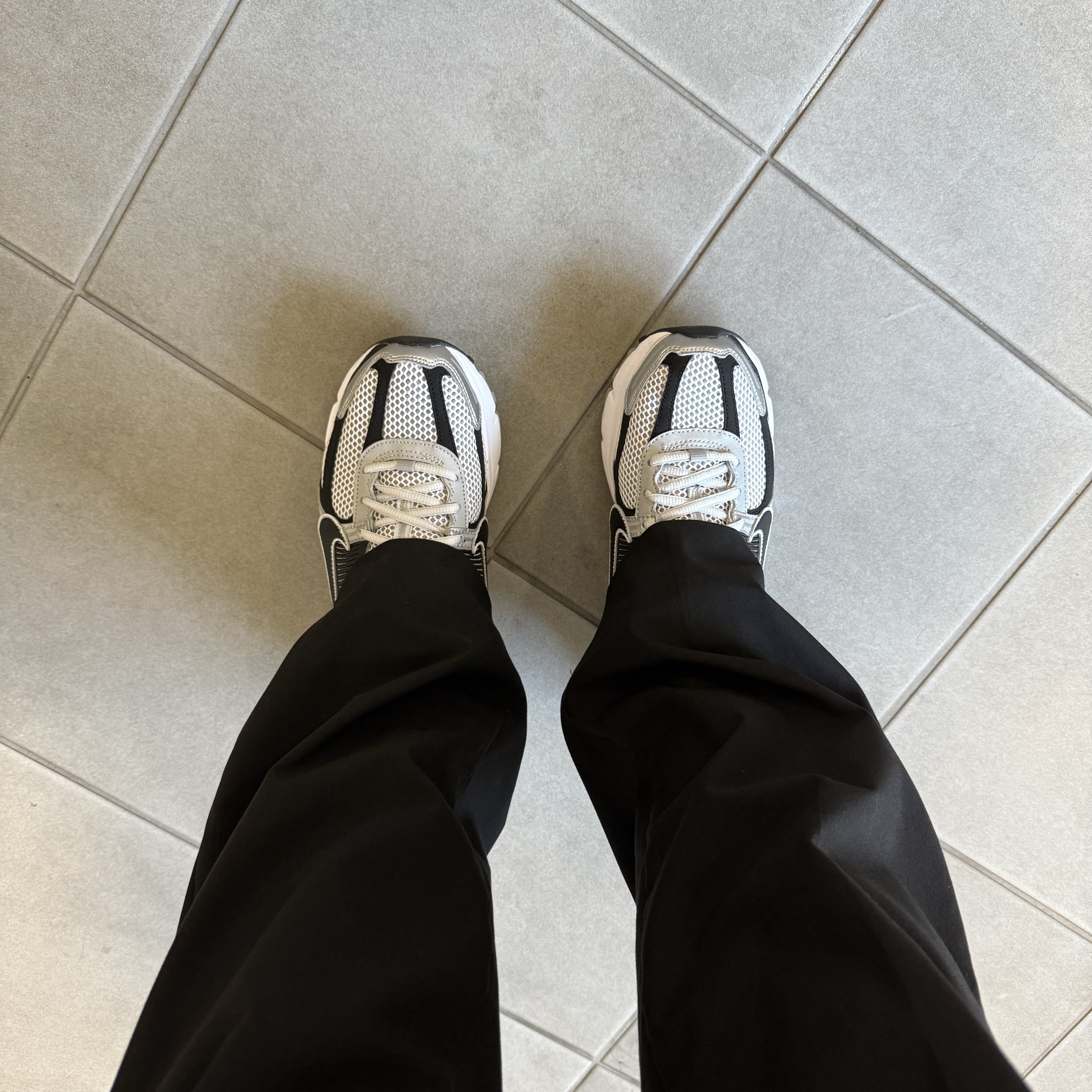 Nike Zoom Vomero 5 Metallic Silver Black 착용 스타일 - 4