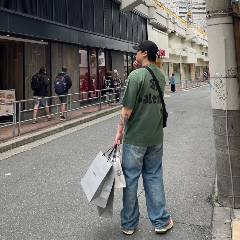 Balenciaga New Tape Type Medium Fit T-Shirt Dark Green, Maison Mihara Yasuhiro Blakey VL OG Sole Canvas Low-top Sneakers Orange 착용 스타일 - 1