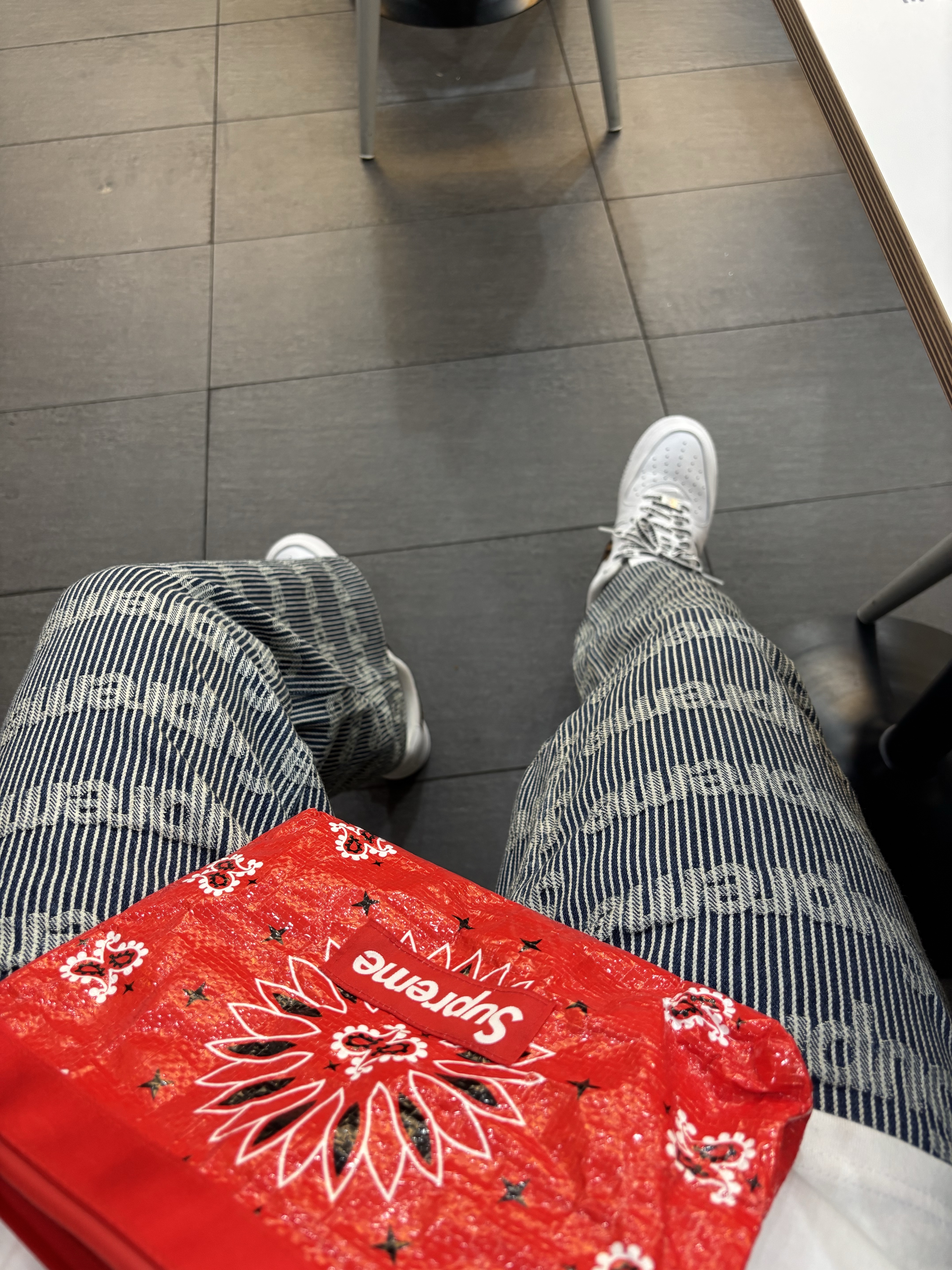 Supreme x GOODENOUGH Device T-Shirt White - 25SS, Supreme Denim Painter Pants Stripe - 24SS 착용 스타일 - 1