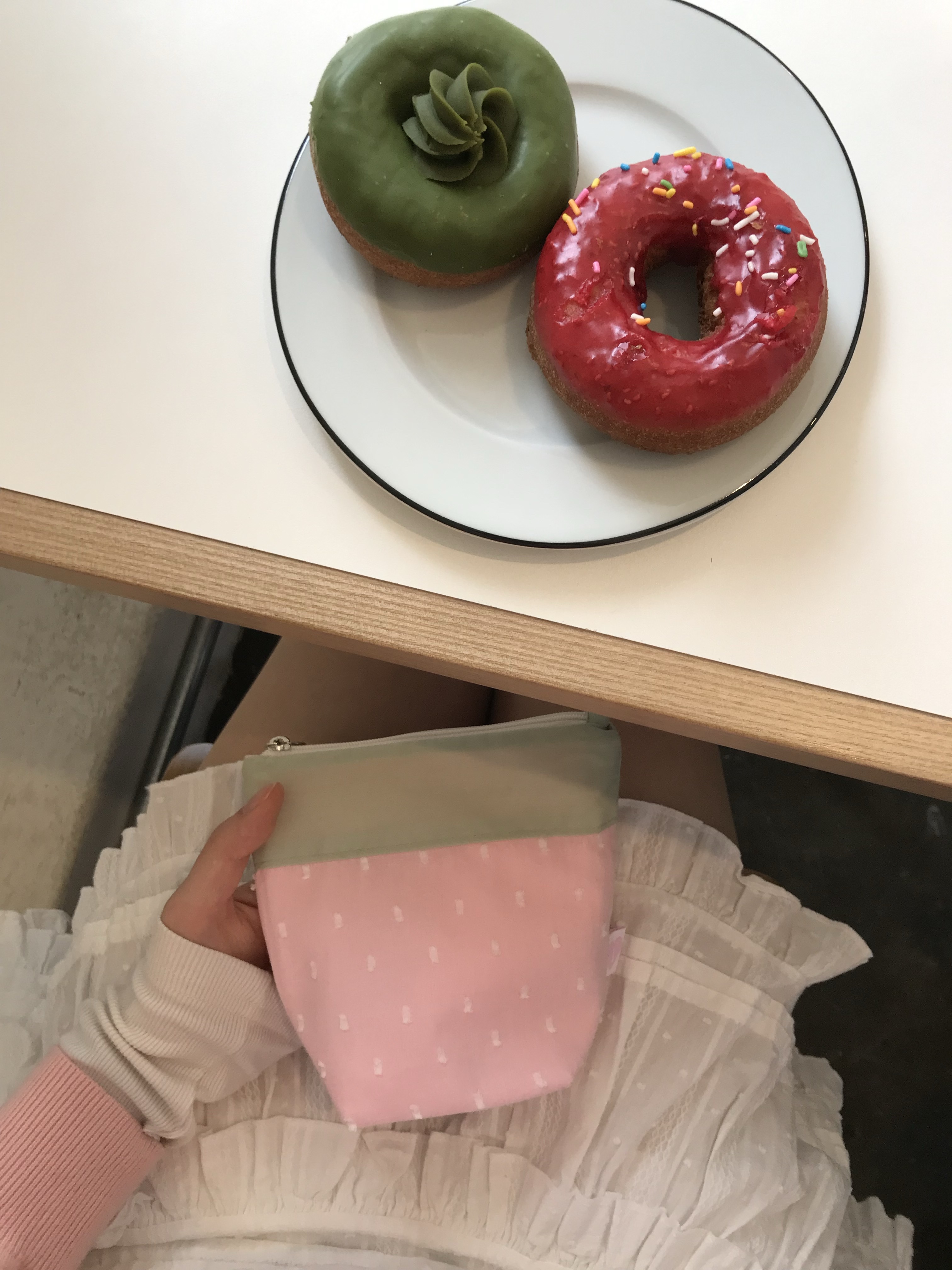 [KREAM 단독] Isummerly Love Berry Pouch Pink, [KREAM 단독]  Isummerly Love Berry Pouch Red 착용 스타일 - 3