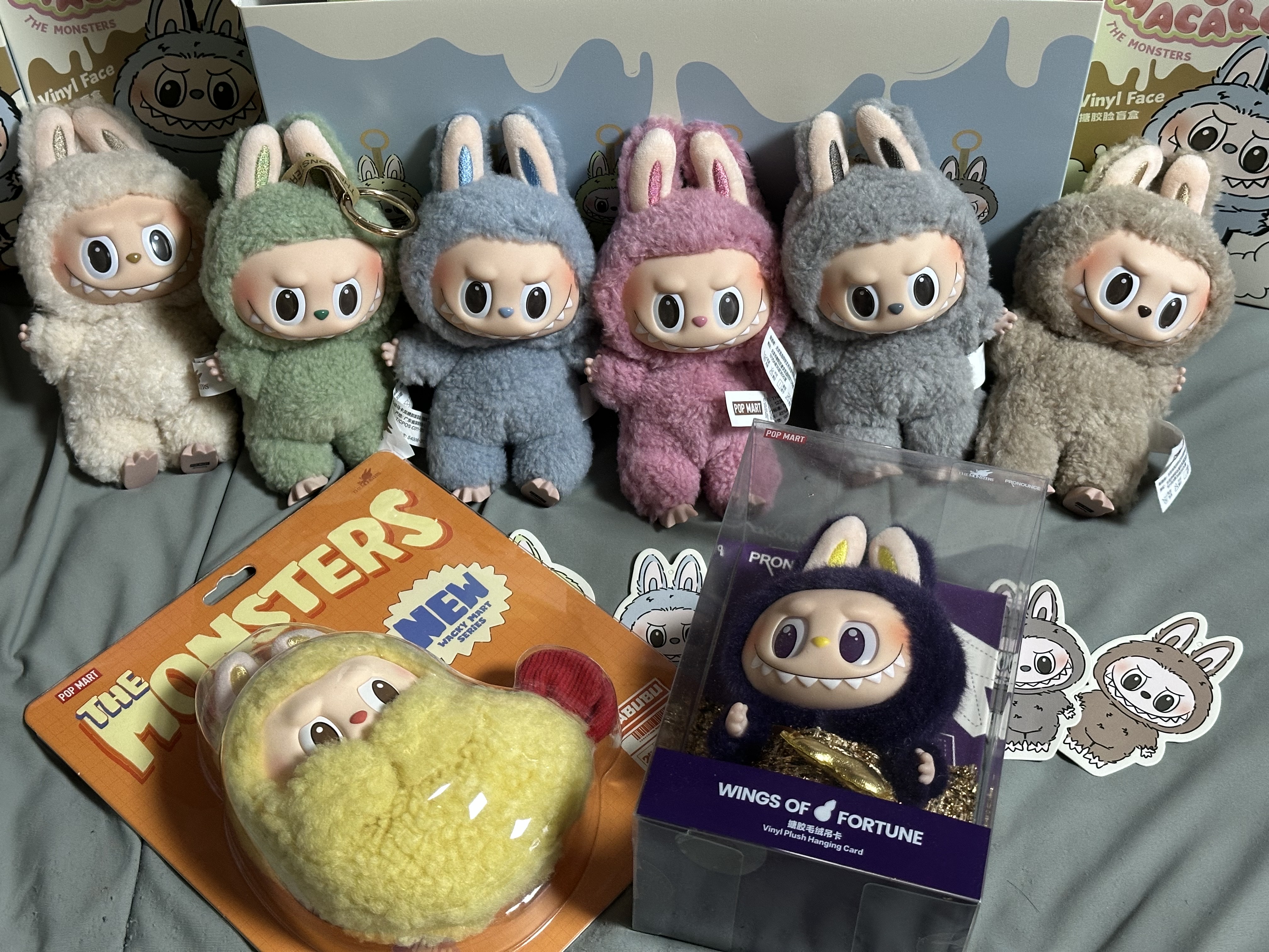 Pop Mart The Monsters Labubu Tasty Macarons Series Sealed Case (6 Blind Boxes), Pop Mart Labubu The Monsters Wacky Mart Series Earphone Case 착용 스타일