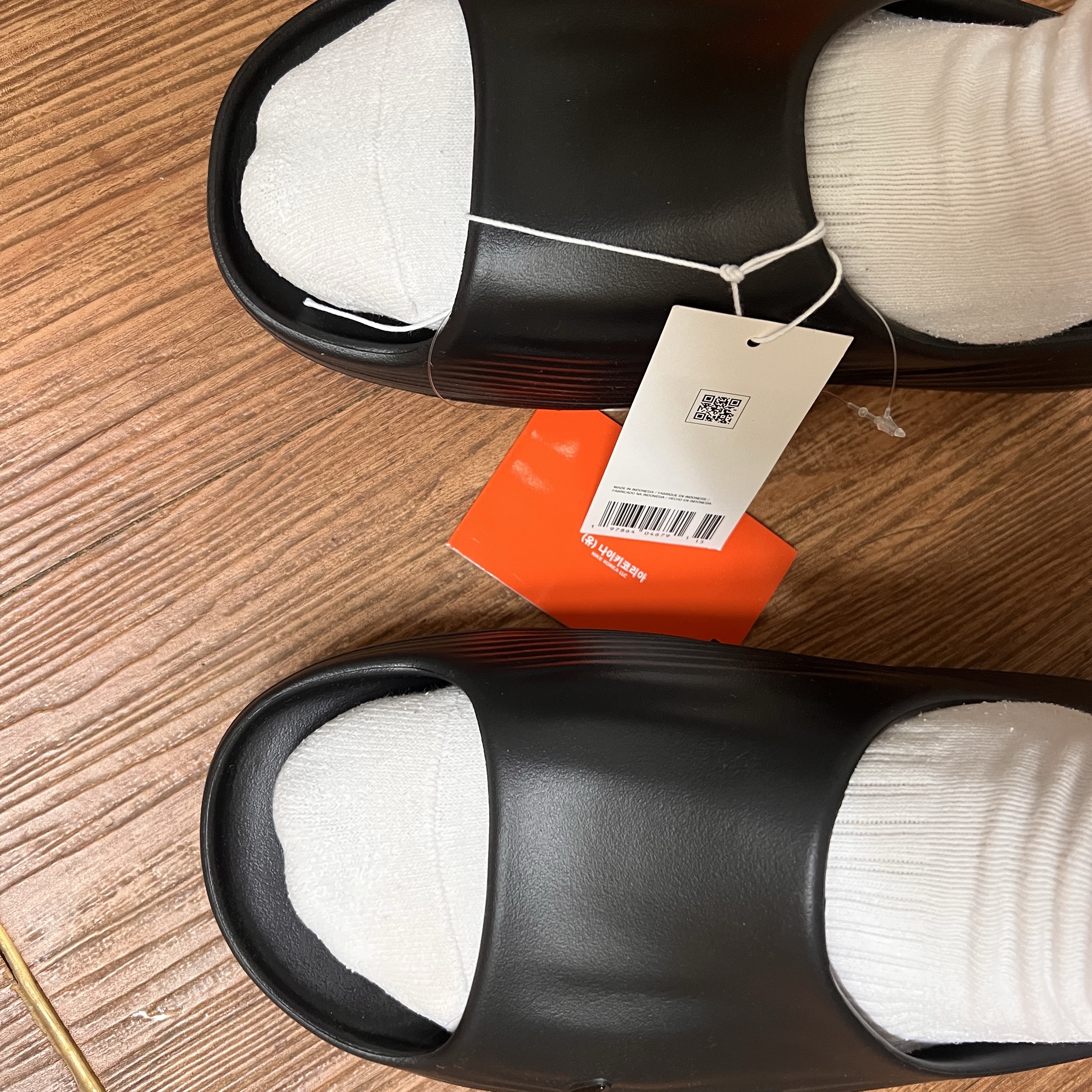 Nike ReactX Rejuven8 Slide Black 착용 스타일