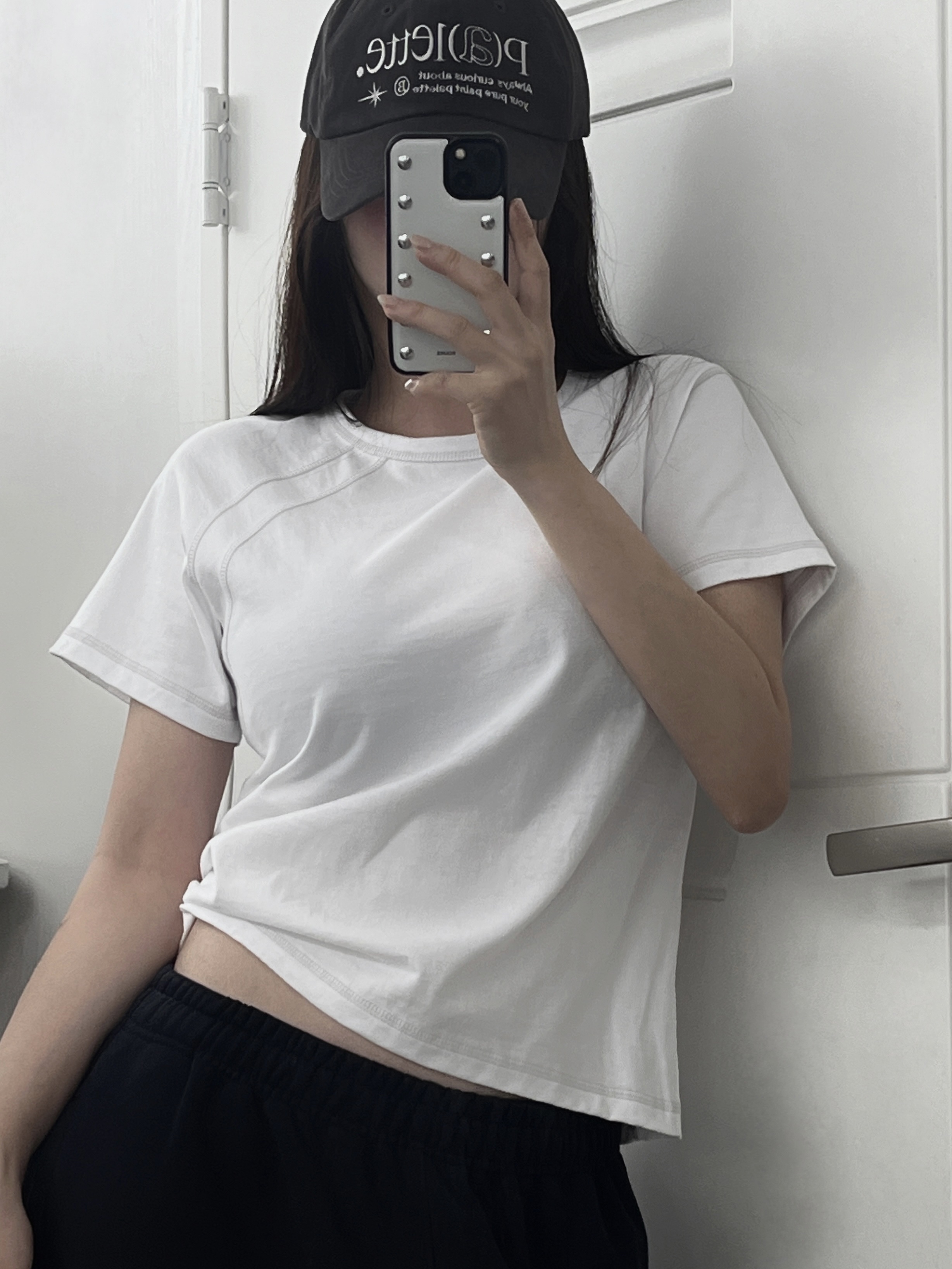 Riomeu Unbalance Incision Short Sleeve White 착용 스타일 - 1