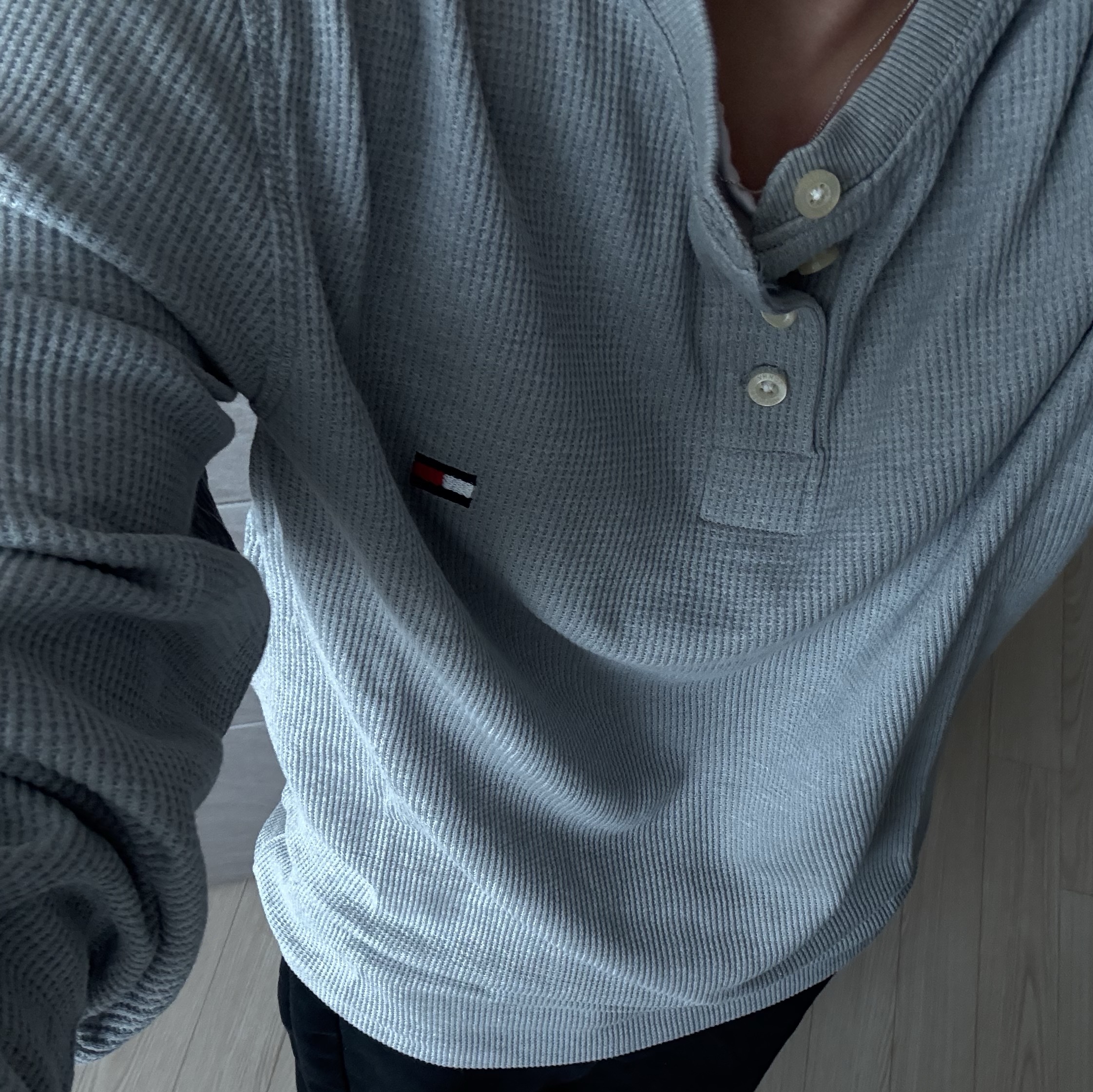 Tommy Hilfiger Thermal Sleep Henley Long Sleeve Grey Heather 착용 스타일