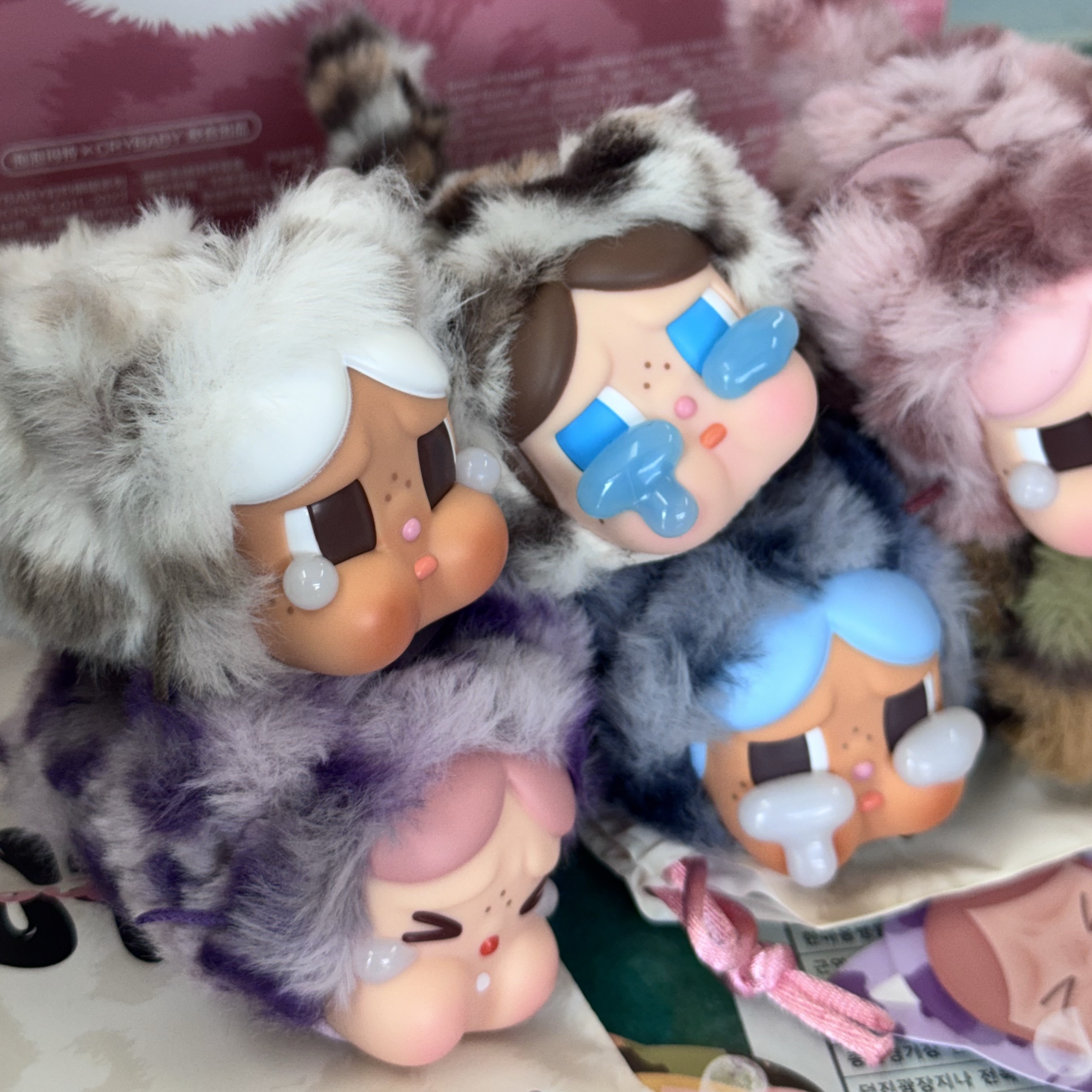 Pop Mart Crybaby Wild But Cutie Series Vinyl Plush Pendant (6 Blind Boxes) 착용 스타일