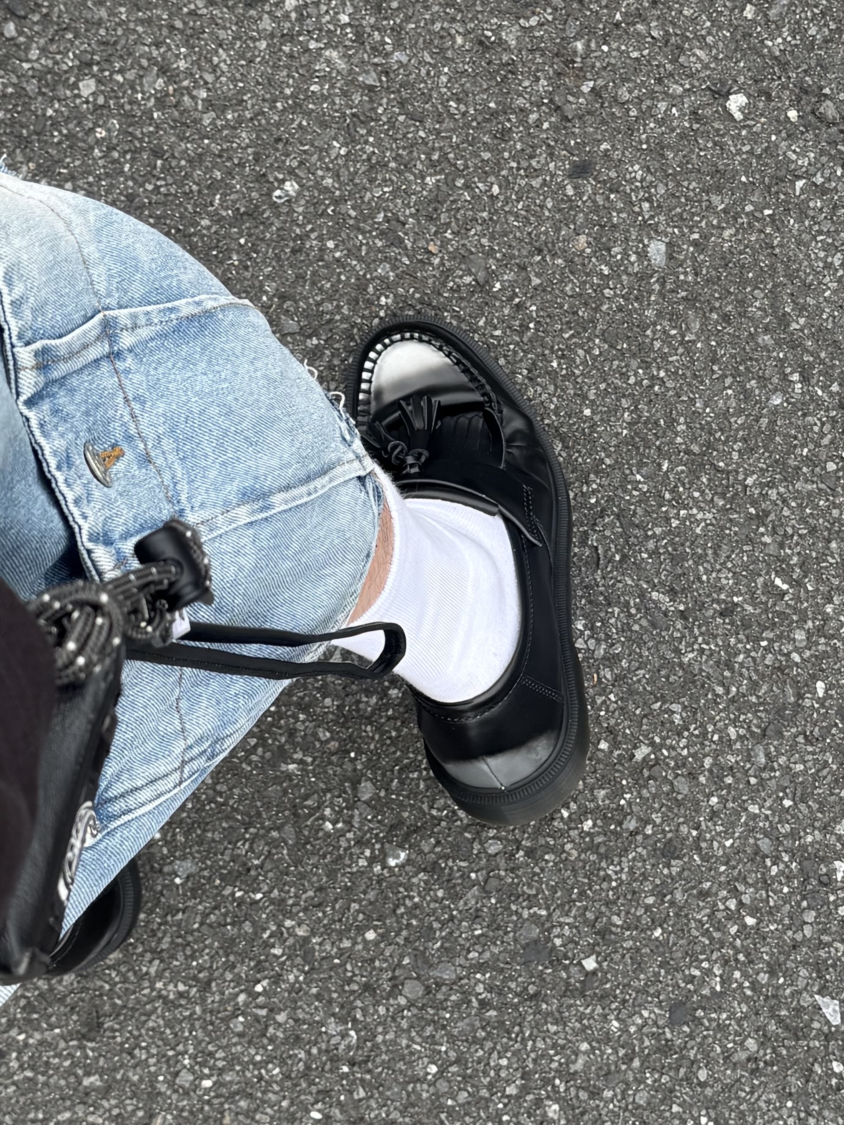 Dr. Martens Adrian Tassel Arcadia Rub Off Leather Loafers Silver 착용 스타일 - 1