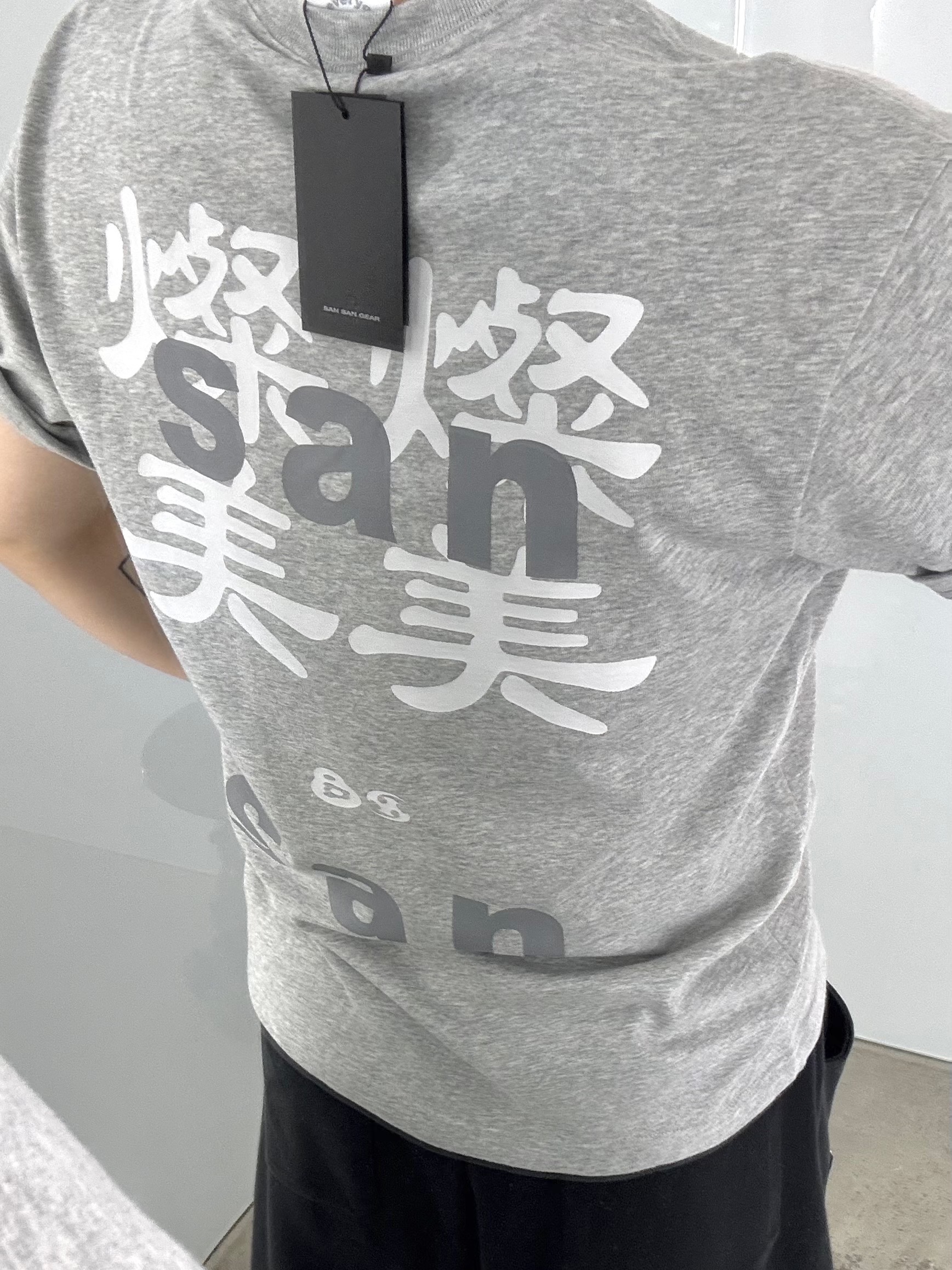 Sansan Gear X b.E Logo T-Shirts Melange Grey 착용 스타일 - 1