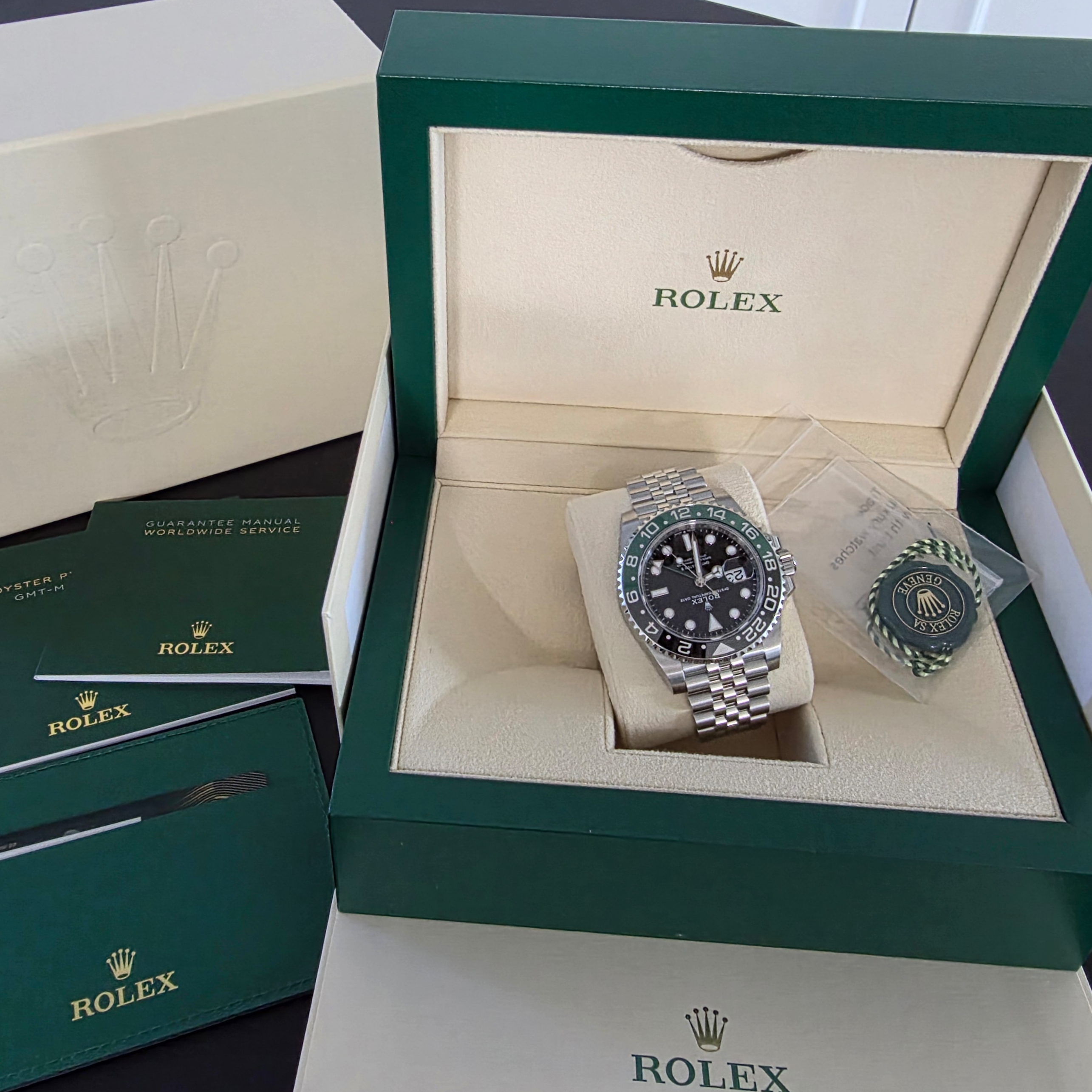 Rolex GMT-Master II 40mm 126720VTNR Black Jubilee 착용 스타일 - 8