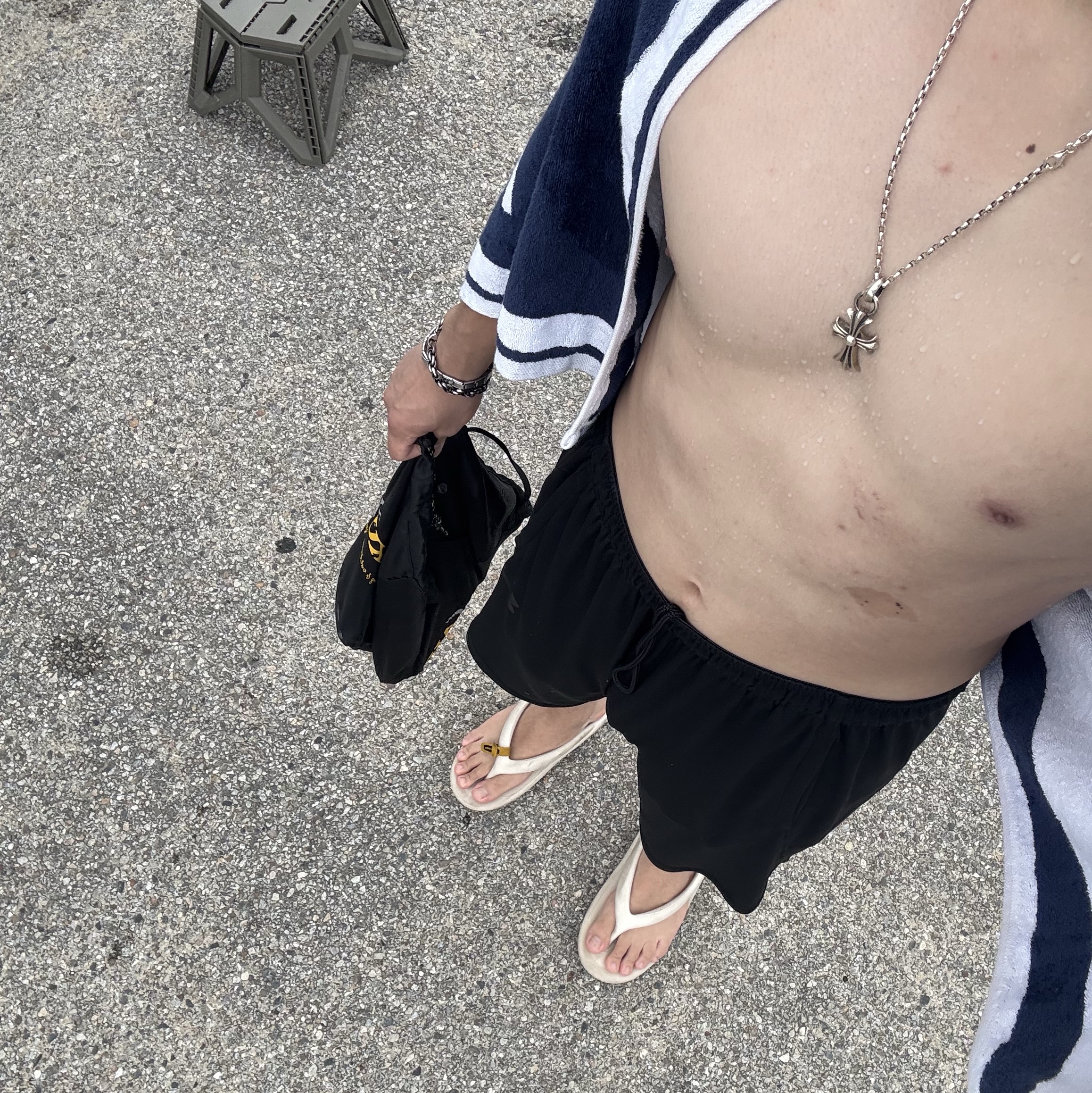 Hansroom Chrome Hearts Tiny CH cross Charm 착용 스타일 - 1