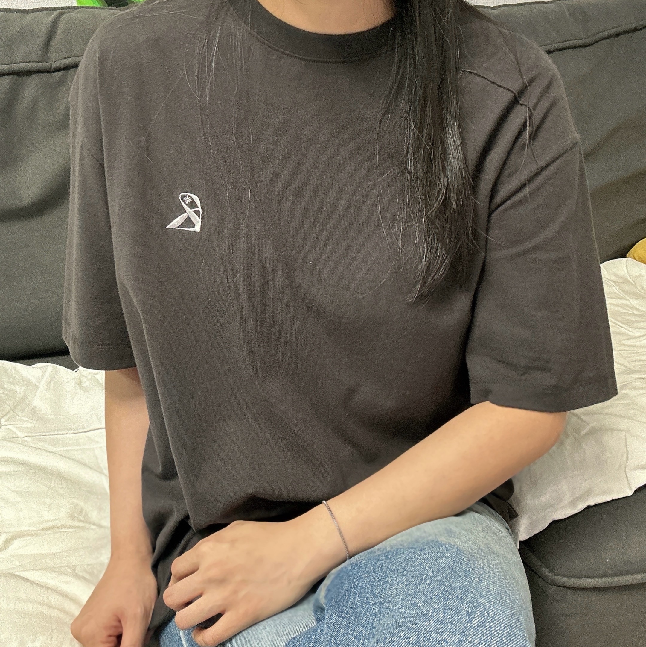 Riomeu Symbol Logo Short Sleeve T-Shirt Charcoal 착용 스타일