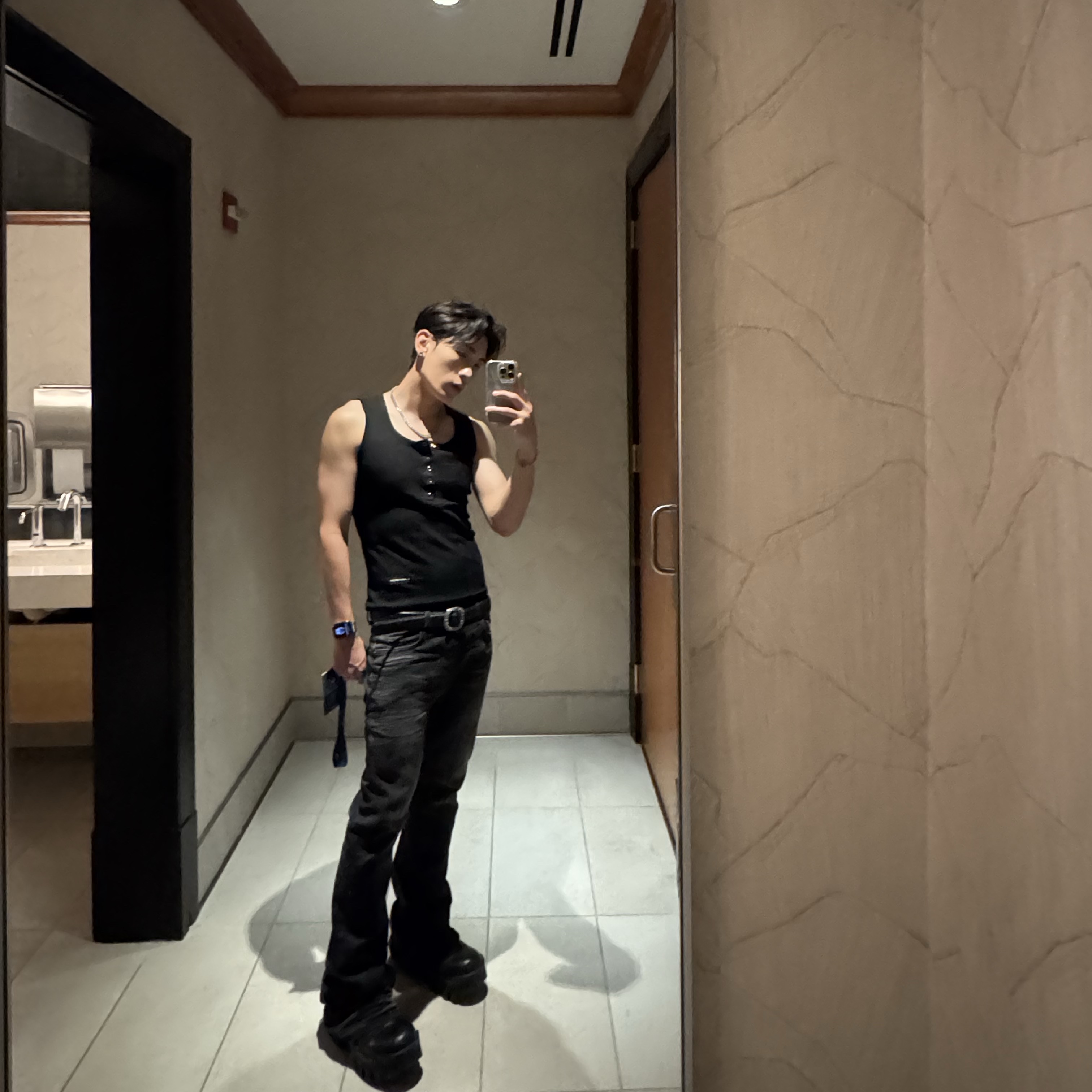 Undermycar Mu.114 Original Logo Washed Slim Flare Jeans Washed Black 착용 스타일