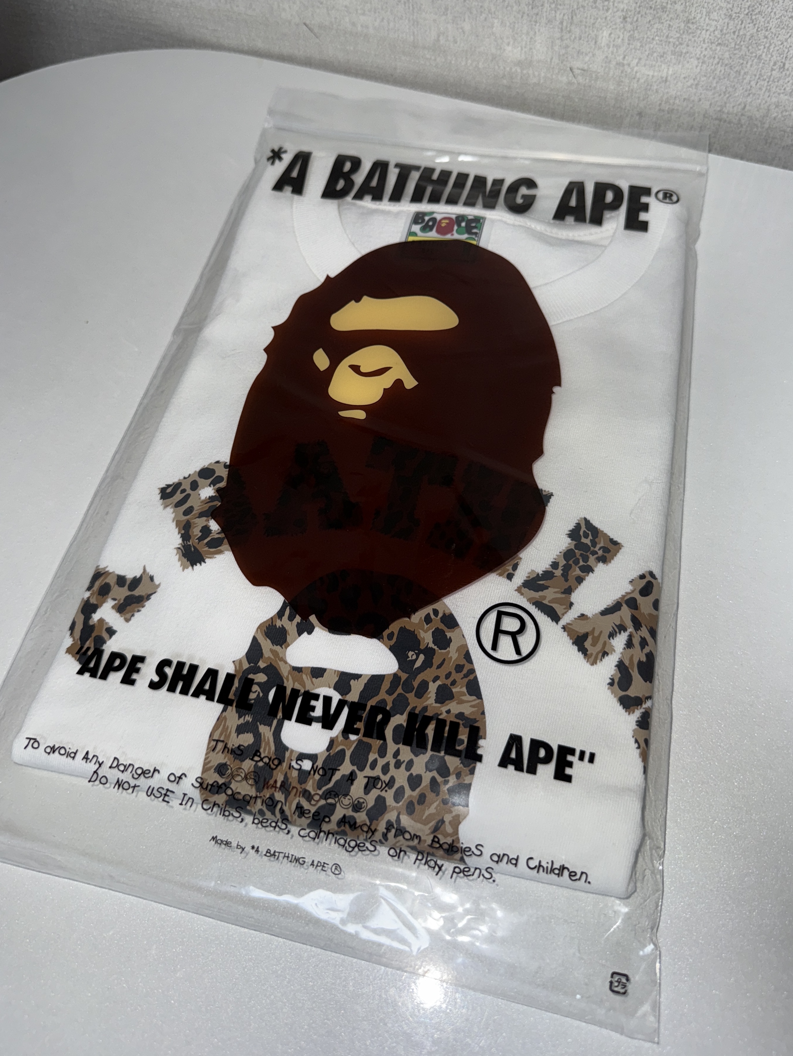 BAPE Wild Leopard Pattern College T-Shirt White Beige 착용 스타일 - 2