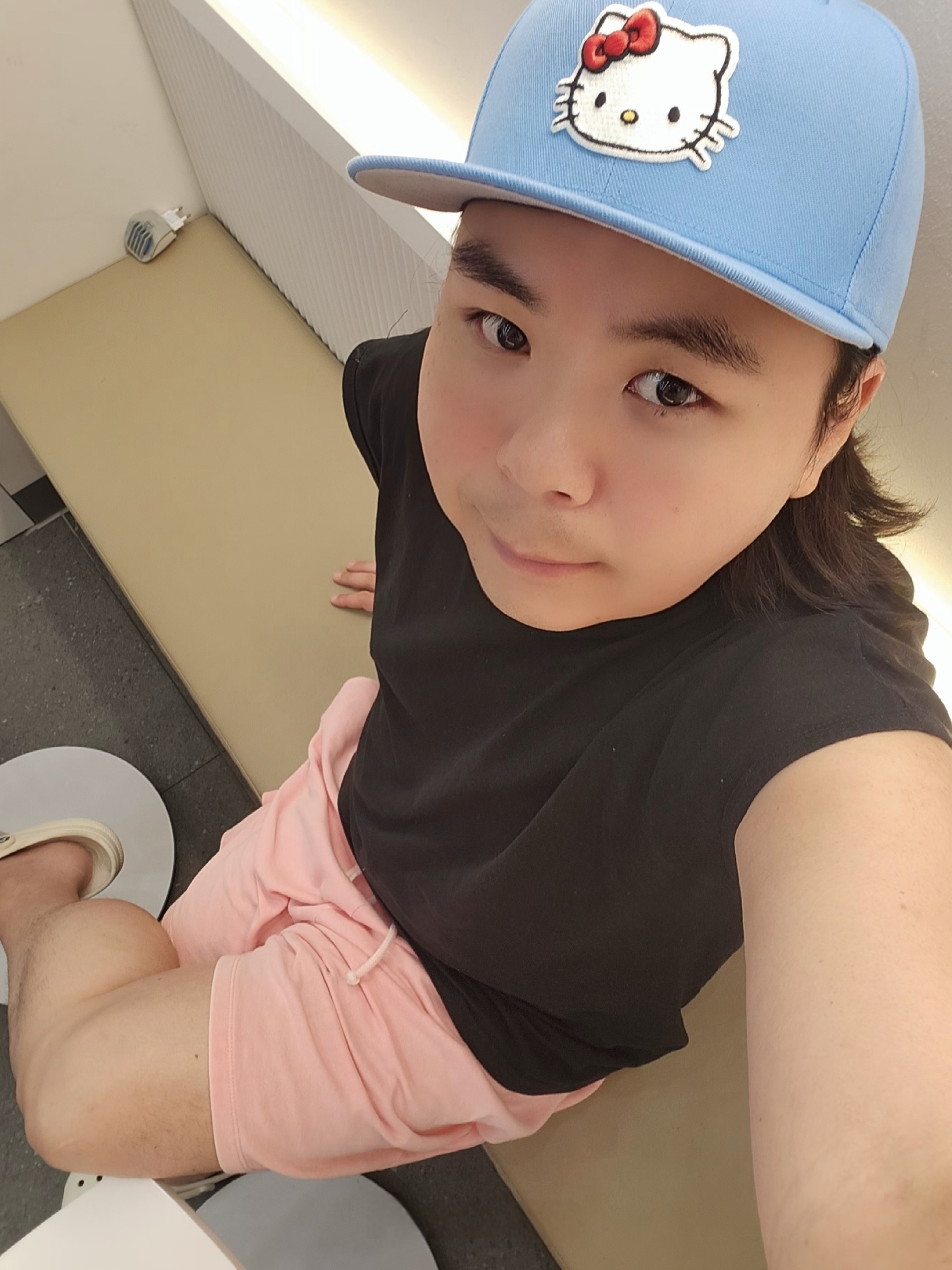 New Era x Hello Kitty Size Cap Radiant Blue, Crocs Classic Clog White 착용 스타일 - 2