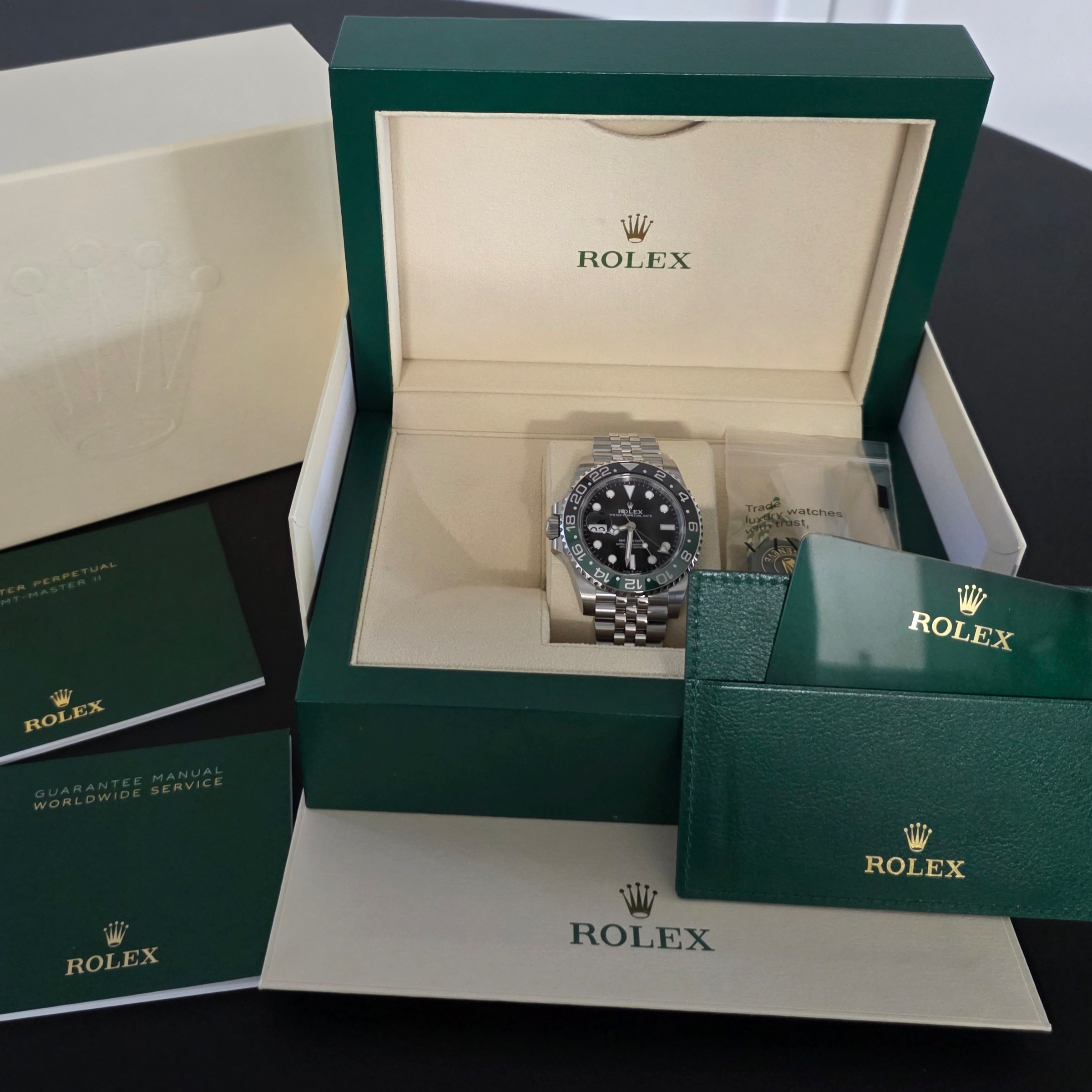 Rolex GMT-Master II 40mm 126720VTNR Black Jubilee 착용 스타일 - 2