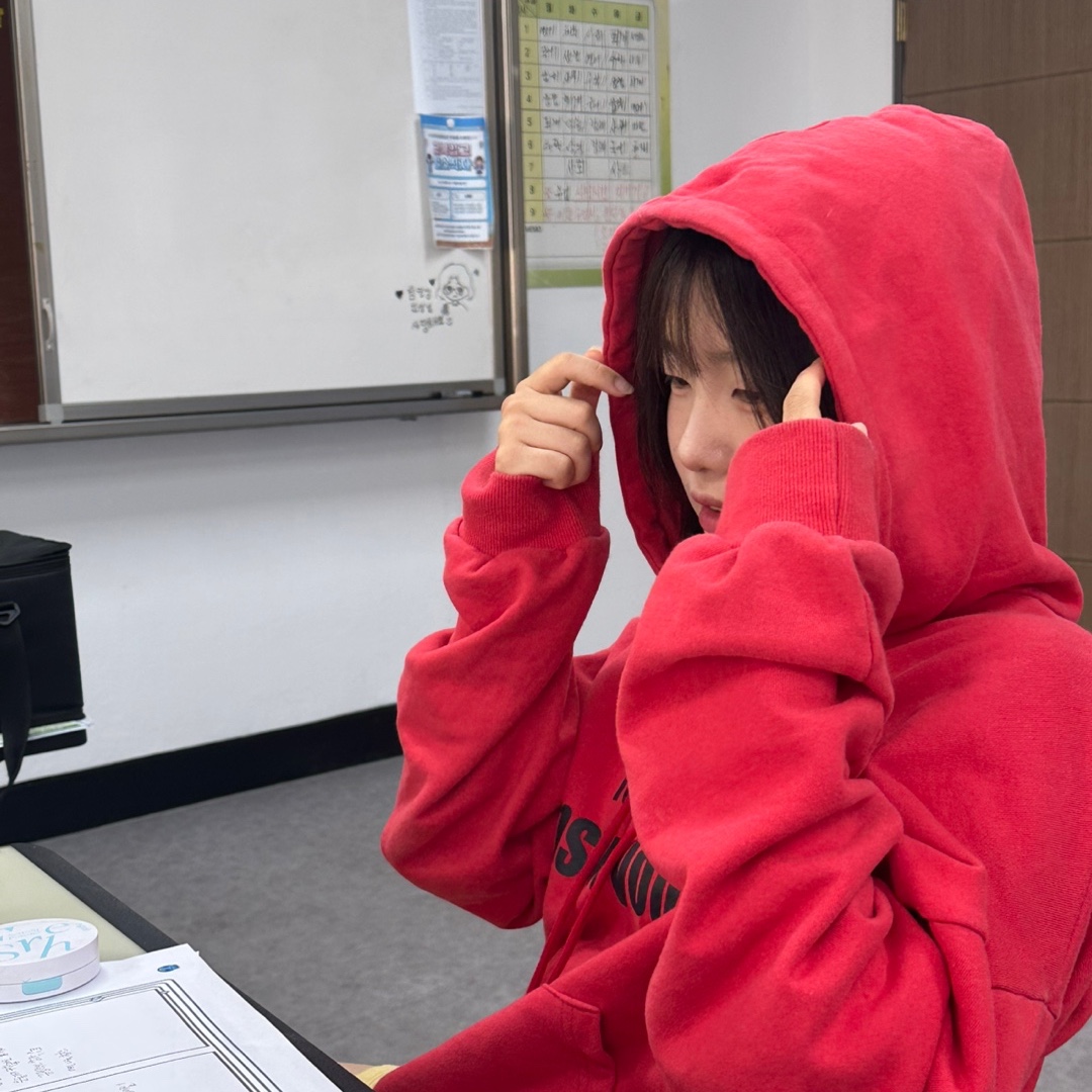 MUCENT Too Hot Hood T RED 착용 스타일