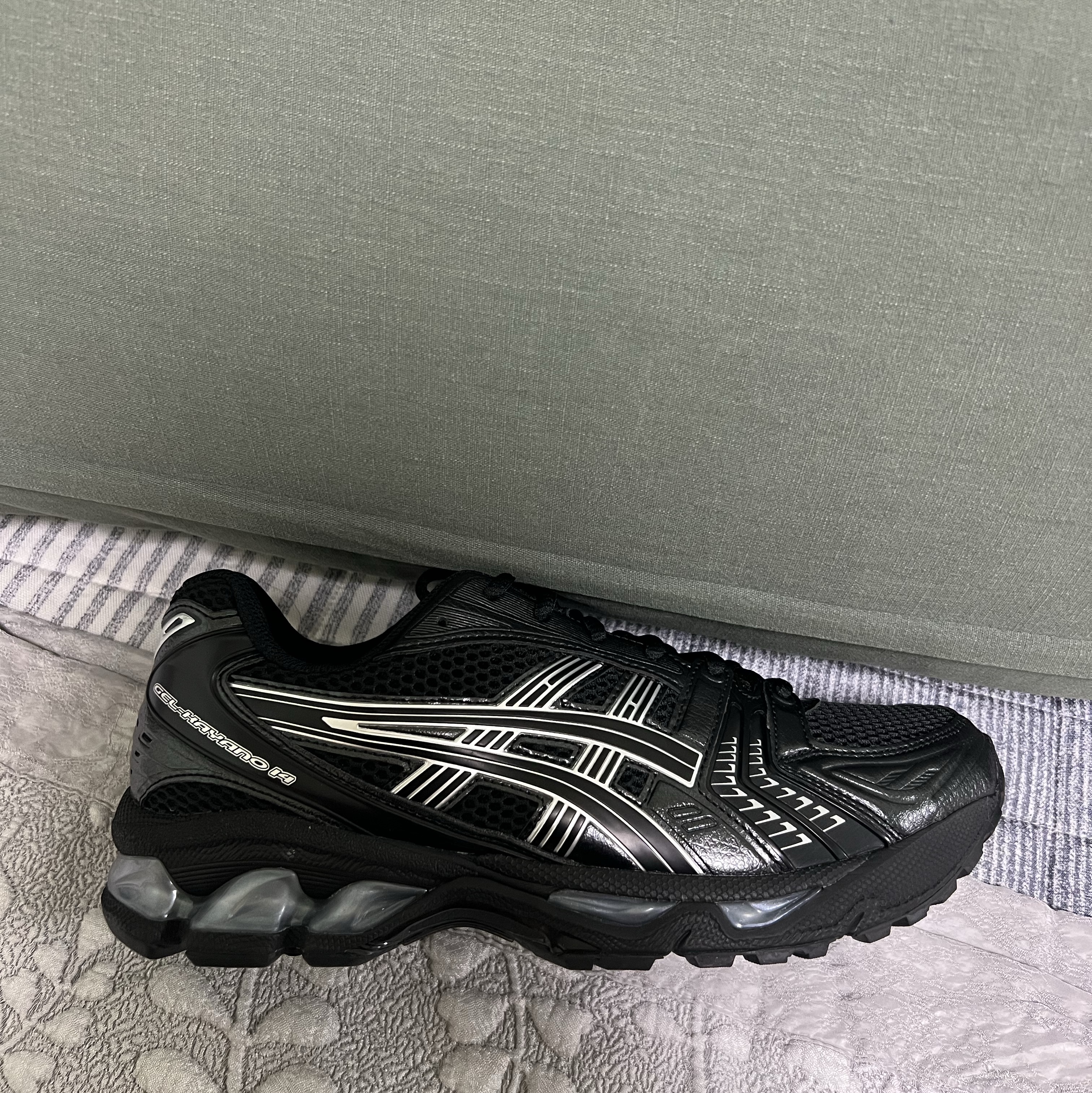 Asics Gel-Kayano 14 Black Pure Silver 착용 스타일