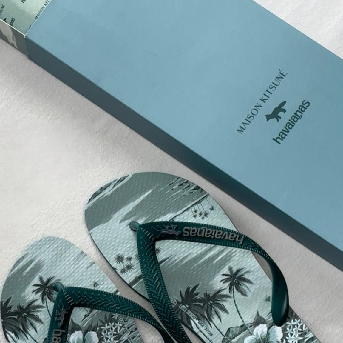 Maison Kitsune x Havaianas Hawaiian Filp Flop Seafoam Design 착용 스타일 - 2