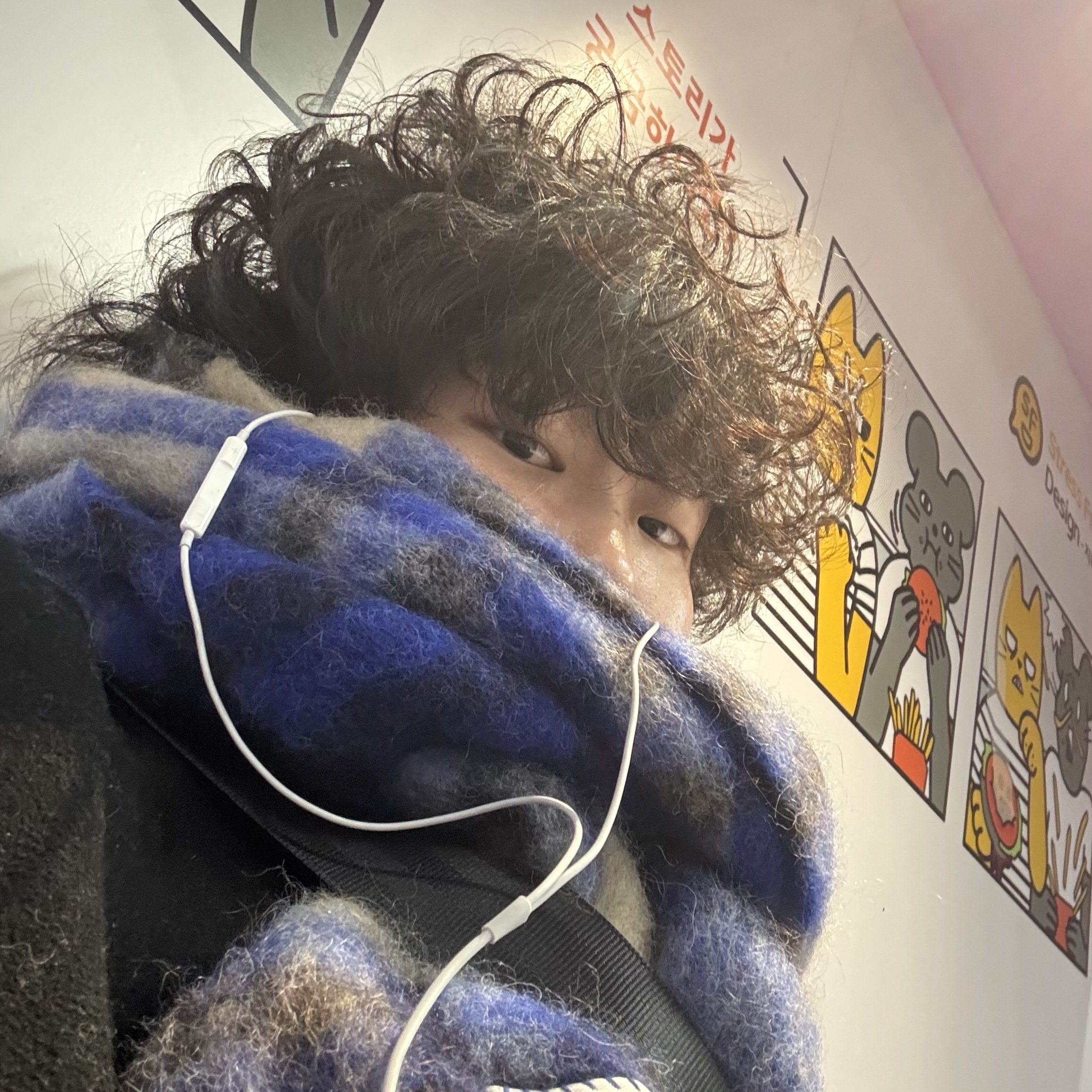 Acne Studios Mohair Tartan Muffler Electric Blue Beige 착용 스타일